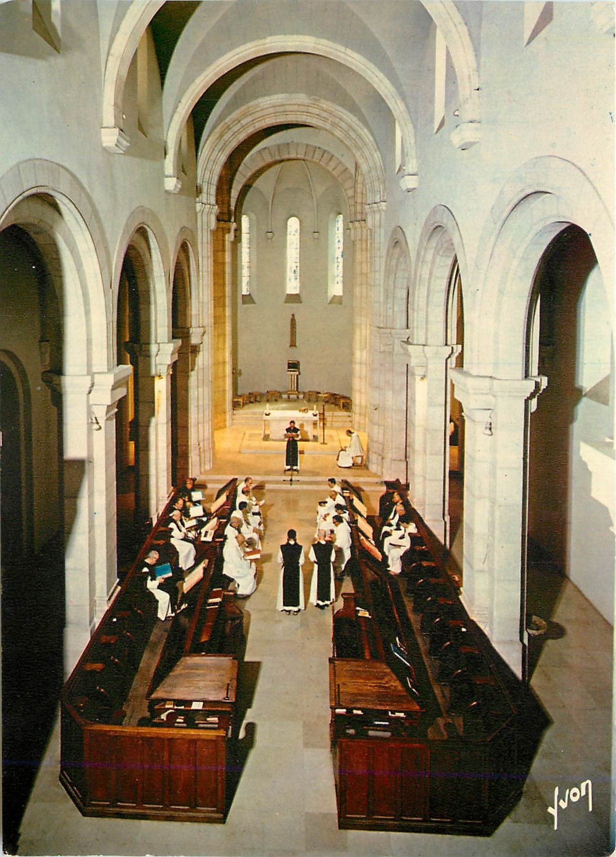 CPM Abbaye de Notre Dame de Lerins Ile Saint Honorat Cannes Alpes Maritimes Interieur de l'Eglise 