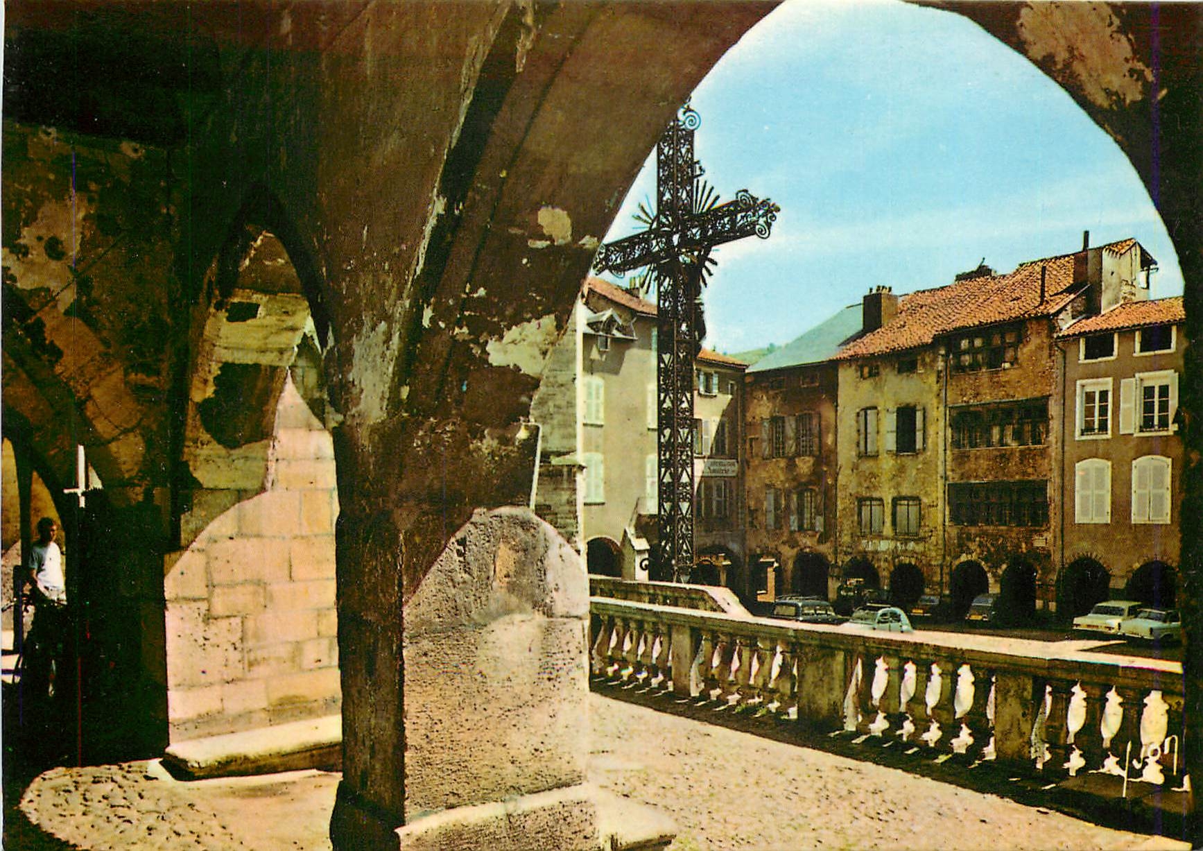 CPM Villefranche de Rouergue Aveyron La Place Notre Dame vue des arcades qui l'Entourent 