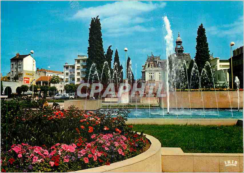 CPM Vichy La Place Charles de Gaulle Ses jets d'Eau ses massifs floraux 