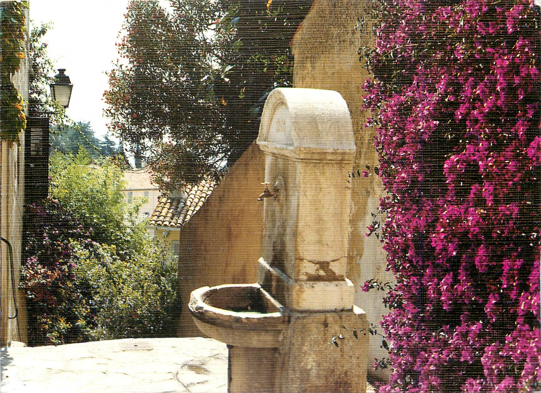 CPM Lumiere et Beaute de la Cote d'Azur Une fontaine typique d'un village en Provence