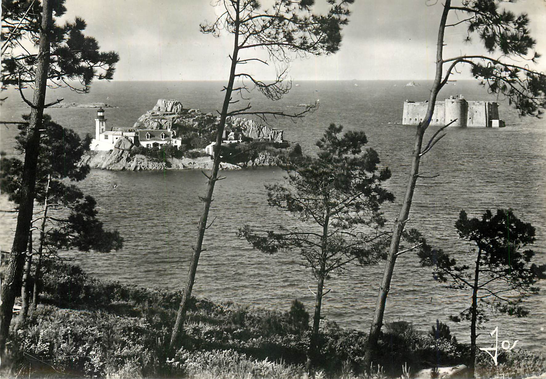 CPM Carantec Finistere L'Ile Louet et le Chateau du Taureau 