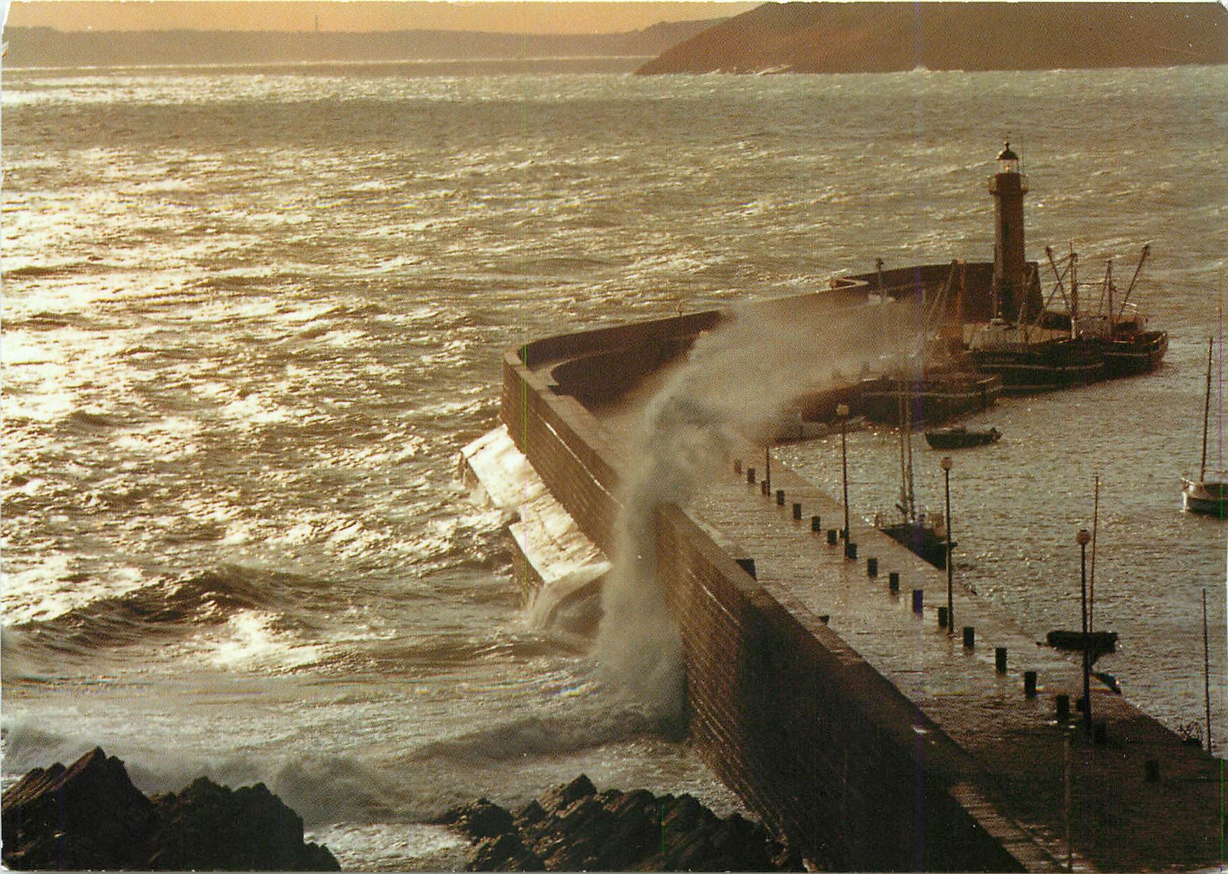 CPM Binic Tempete de nordet sur la digue du port Phare