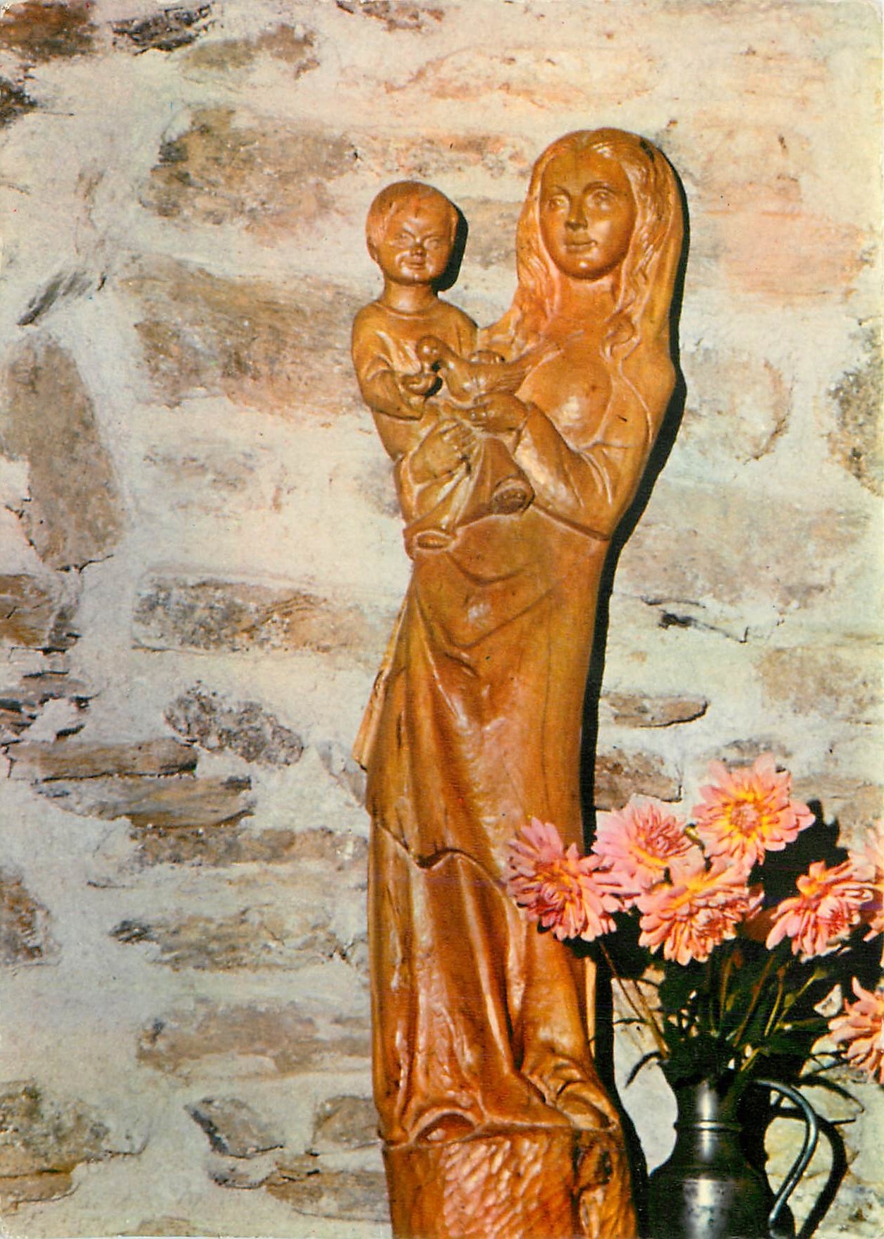 Statue en bois de la Vierge à l'Enfant — Foyer de Charité, Tressaint — Cliché Foyer de Charité