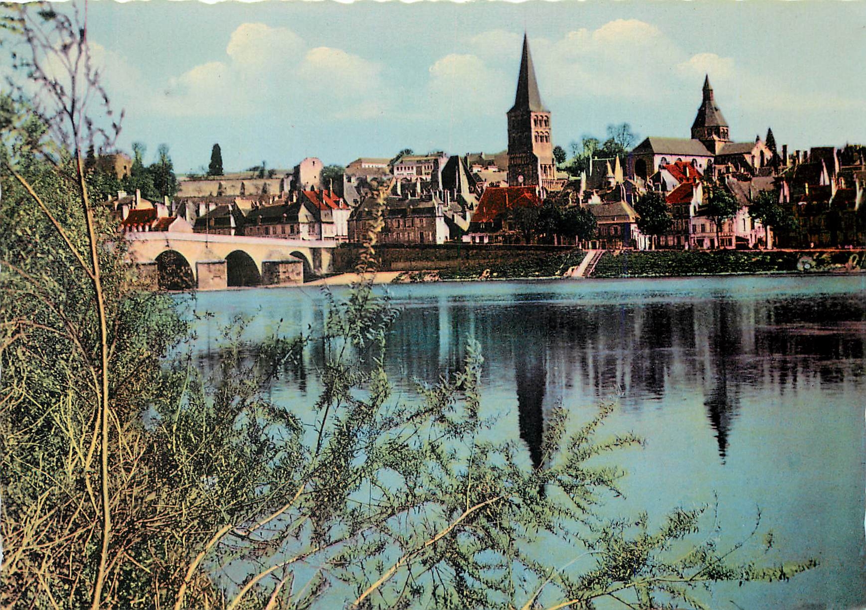 CPM La Charite sur Loire Les Bords de la Loire 