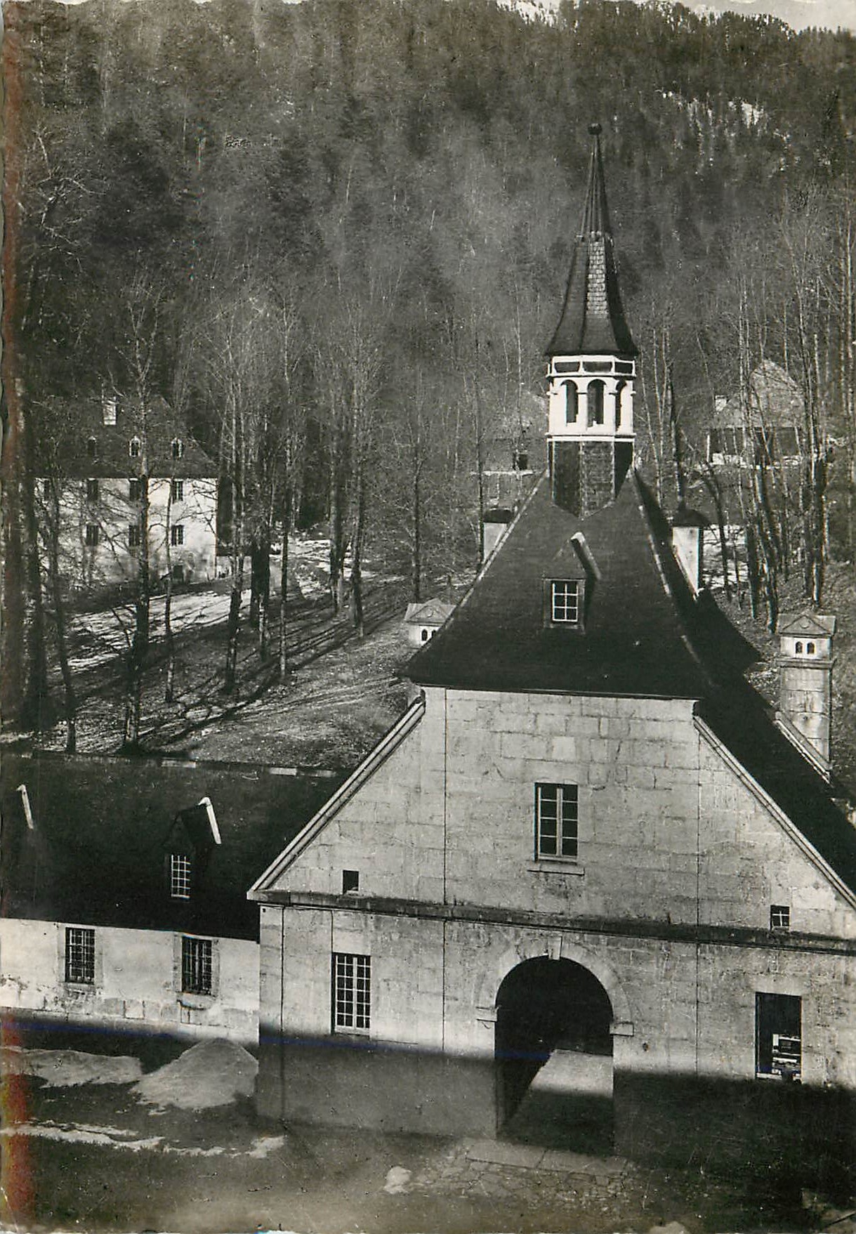Monastère de la Grande-Chartreuse — La Porterie — Au fond, les pics de l'Aliénard — Monastère de la Grande-Chartreuse