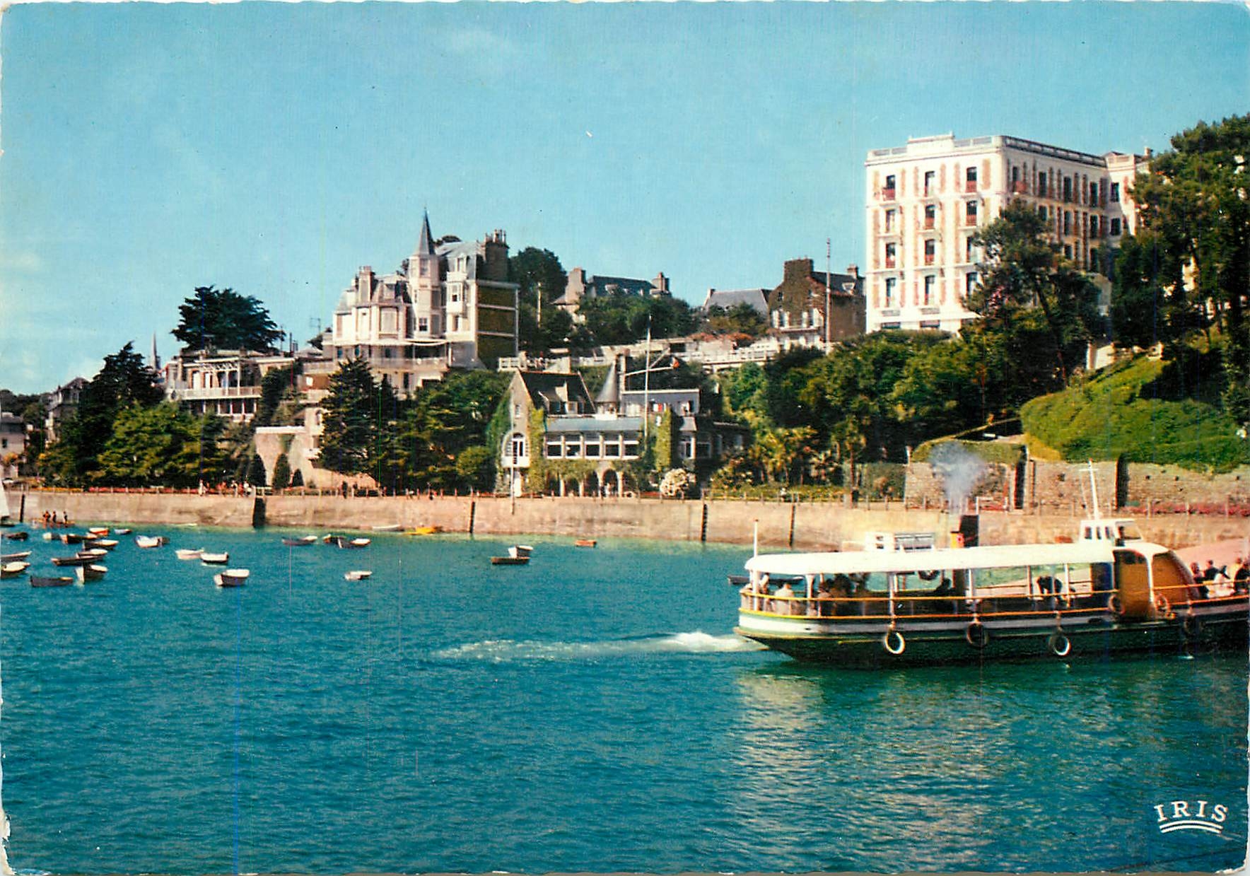 CPM Dinard Cote d'Emeraude L et V La Promenade du Clair de Lune Le Yacht Club 