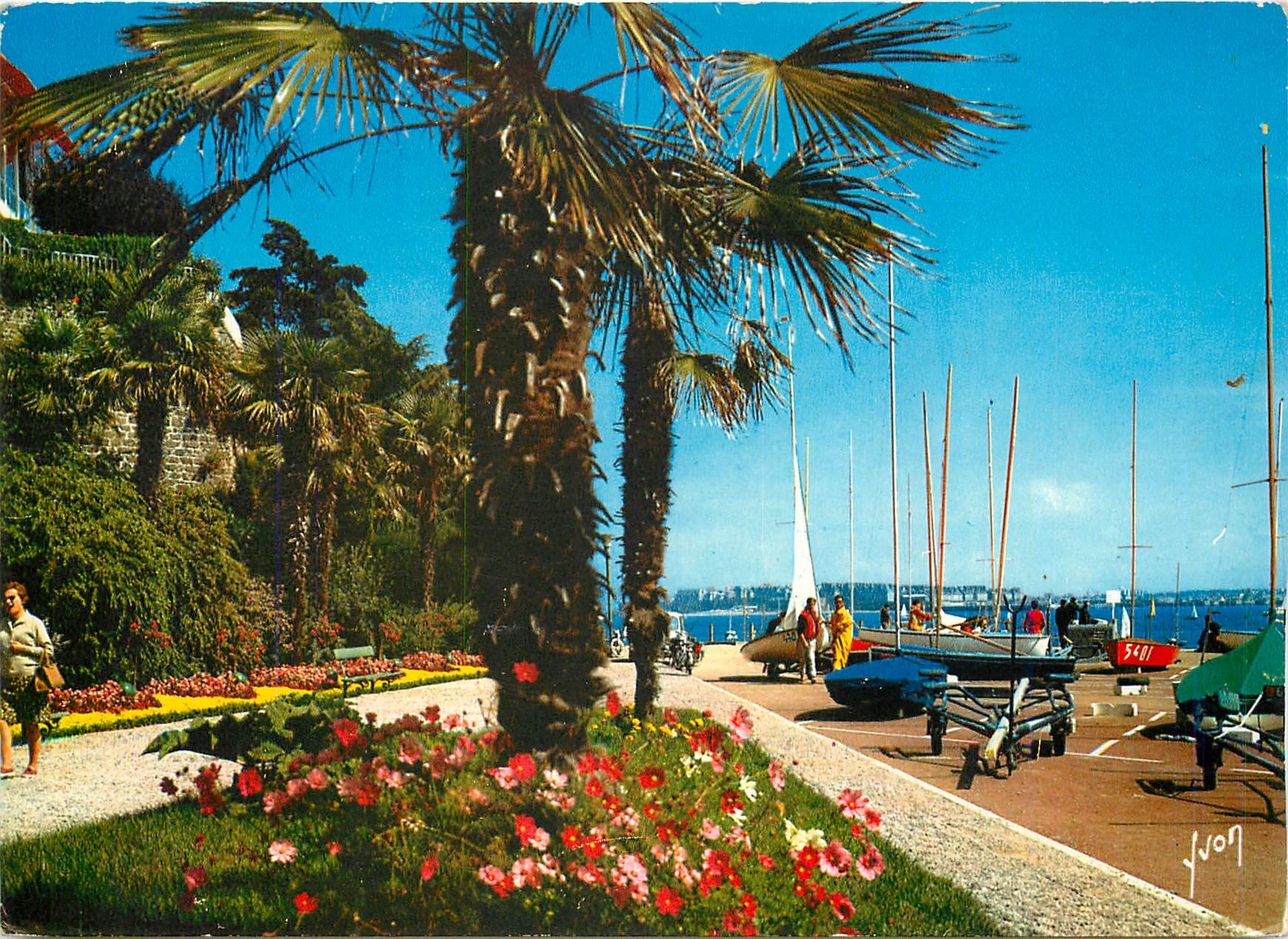 CPM La Bretagne Dinard Ille et Vilaine Promenade au Clair de Lune 