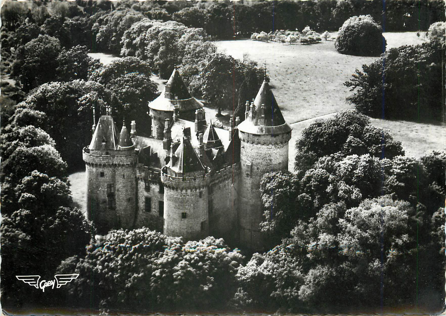 CPM Combourg L et V Le Chateau et le Parc 