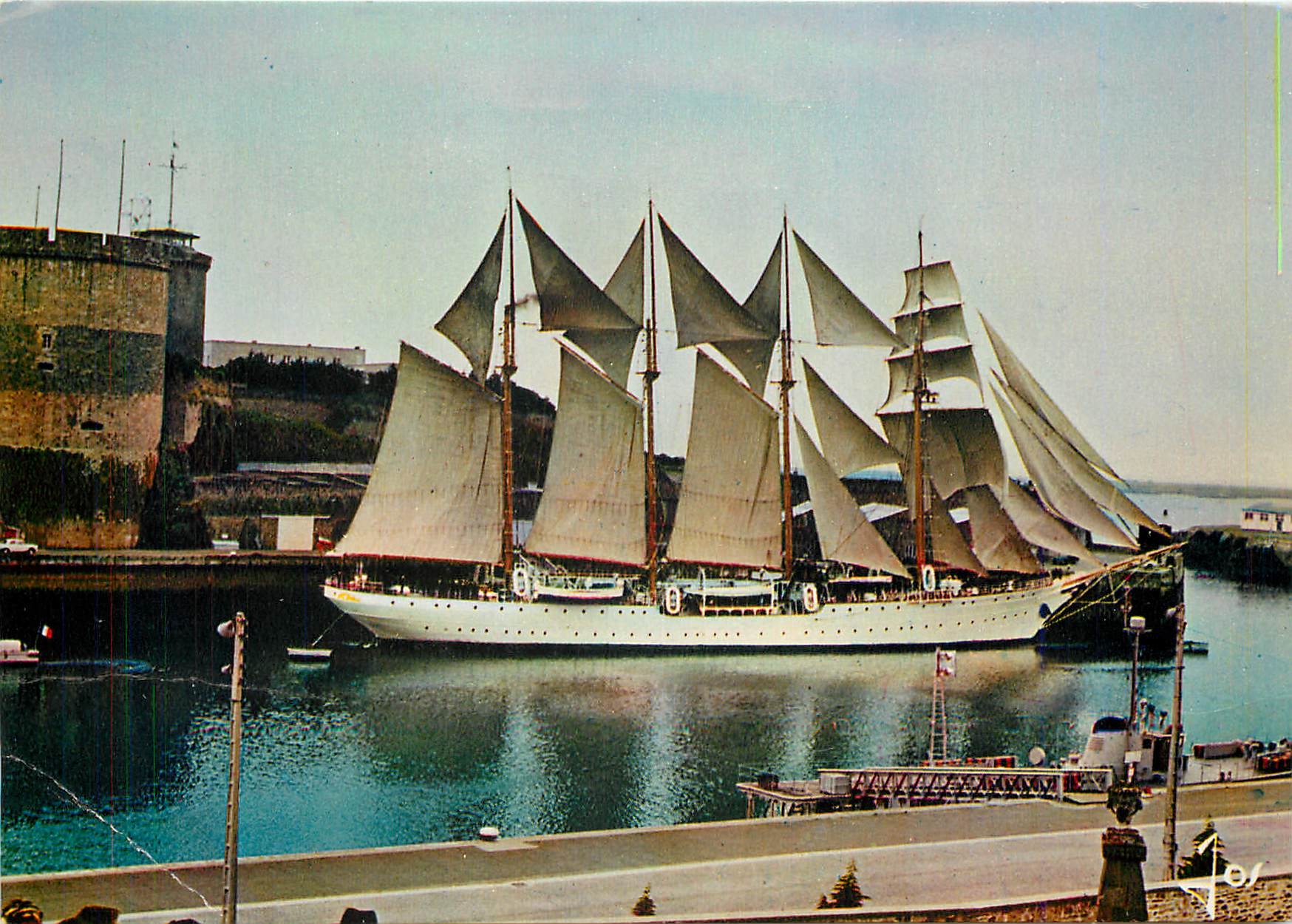 CPM Voilier a 4 mats devant le Chateau a Brest Bateau