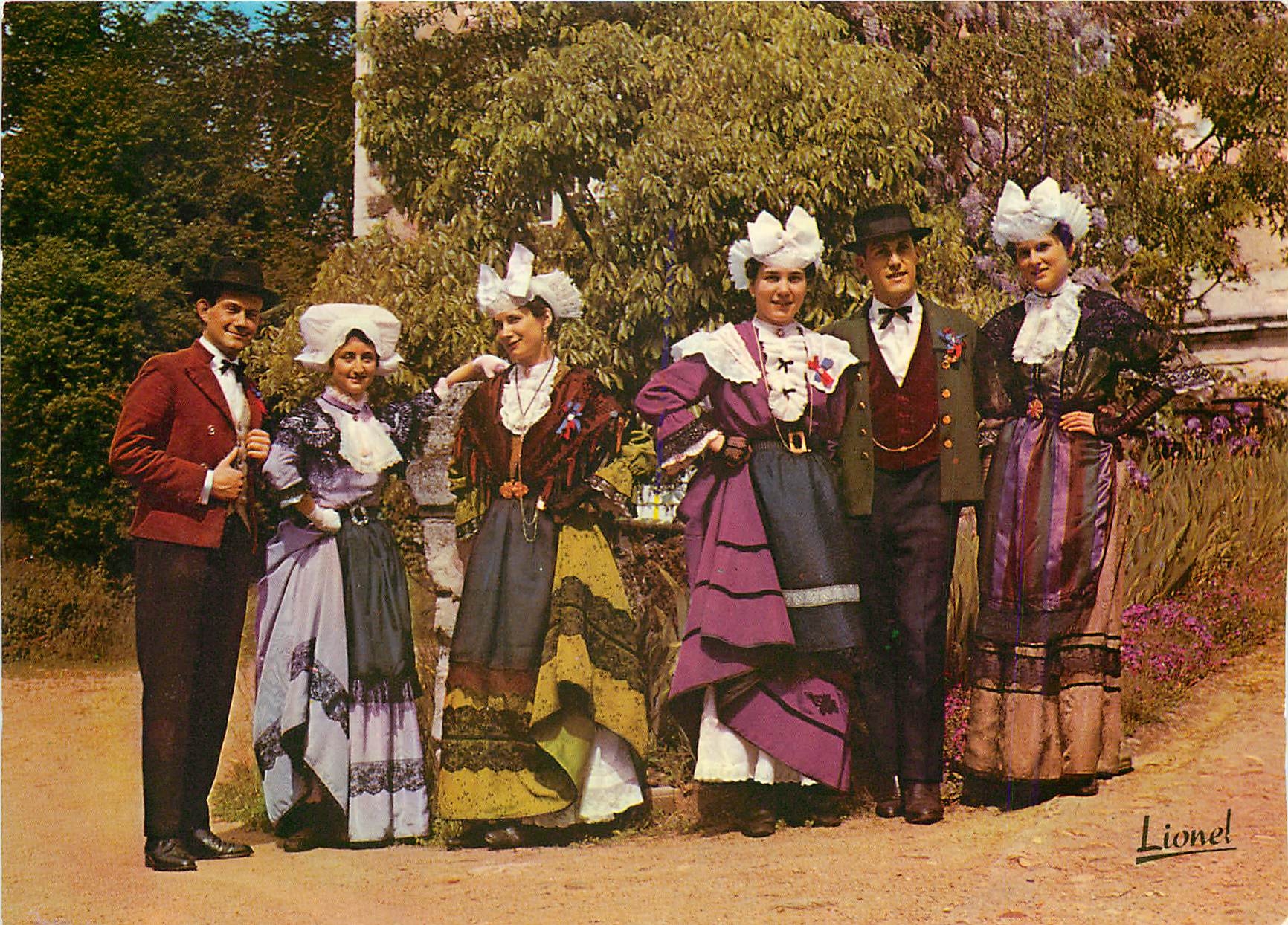 CPM Folklore de l'Anjou Costumes masculins du Vai de Loire et Riches bourgeoises 