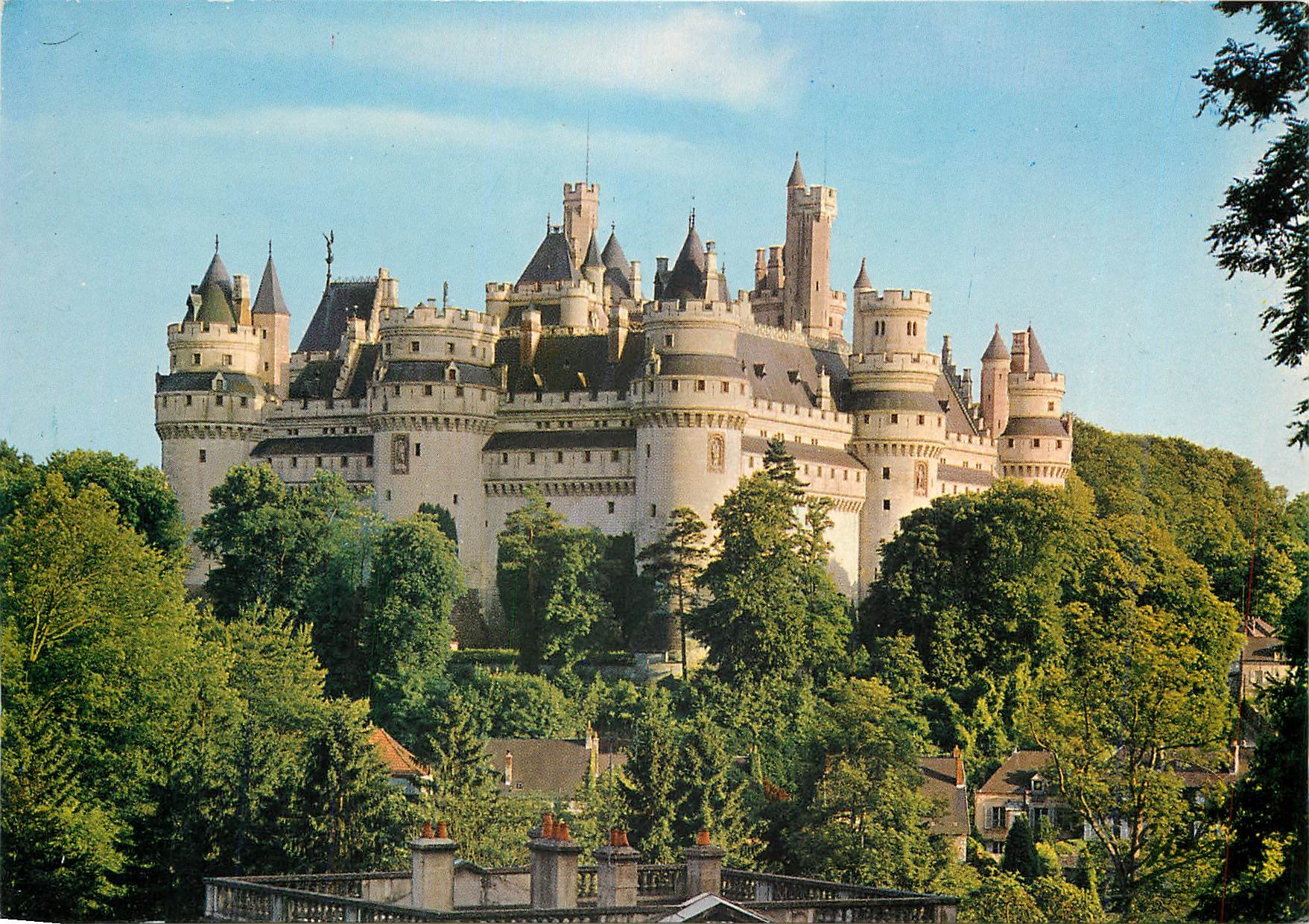 CPM Pierrefonds Oise Le Chateau l'Angle nord Au centre la tour Godefroy 