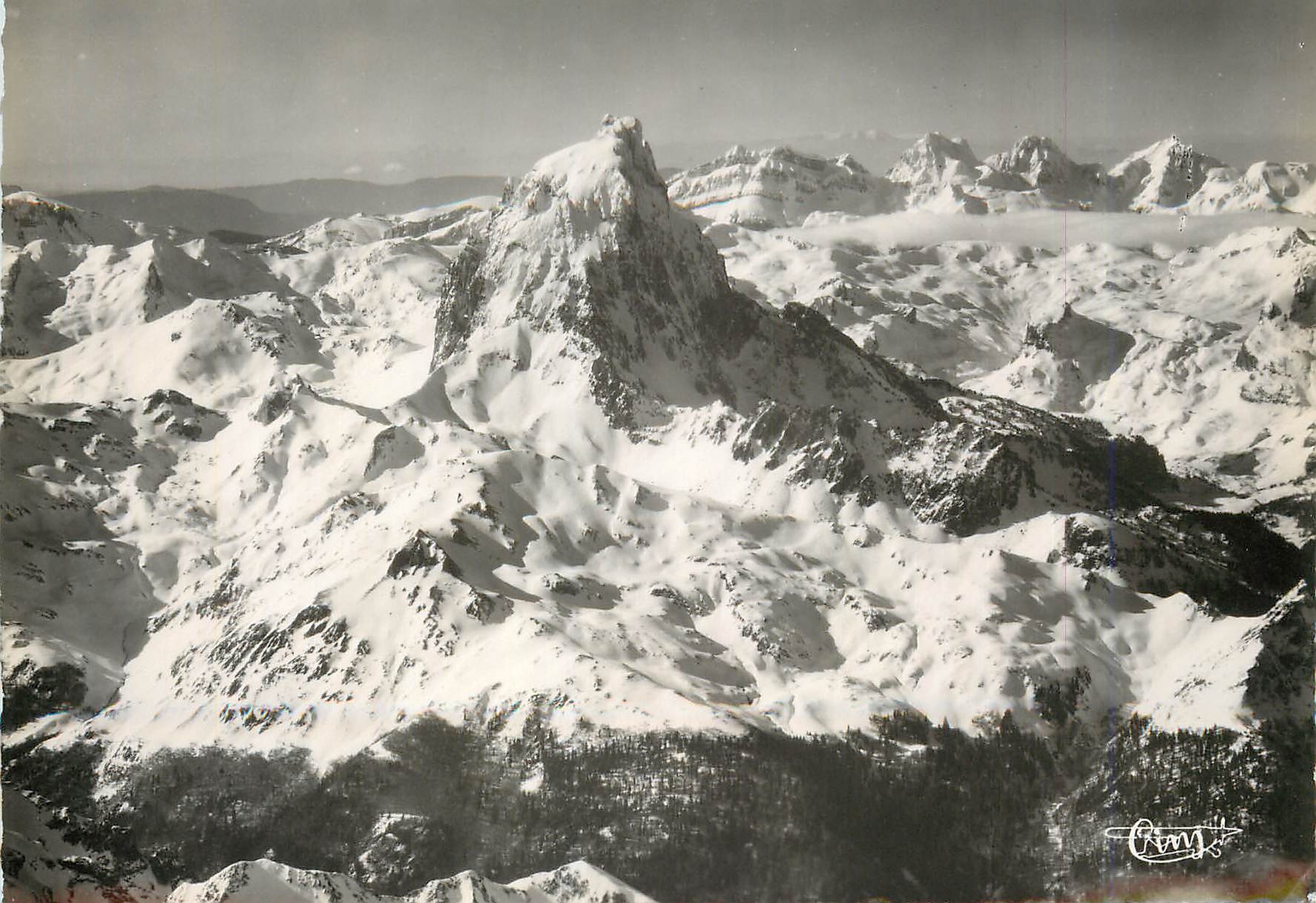 CPM Le Pic du Midi d'Ossau B Pyr Vue aerienne en hiver 