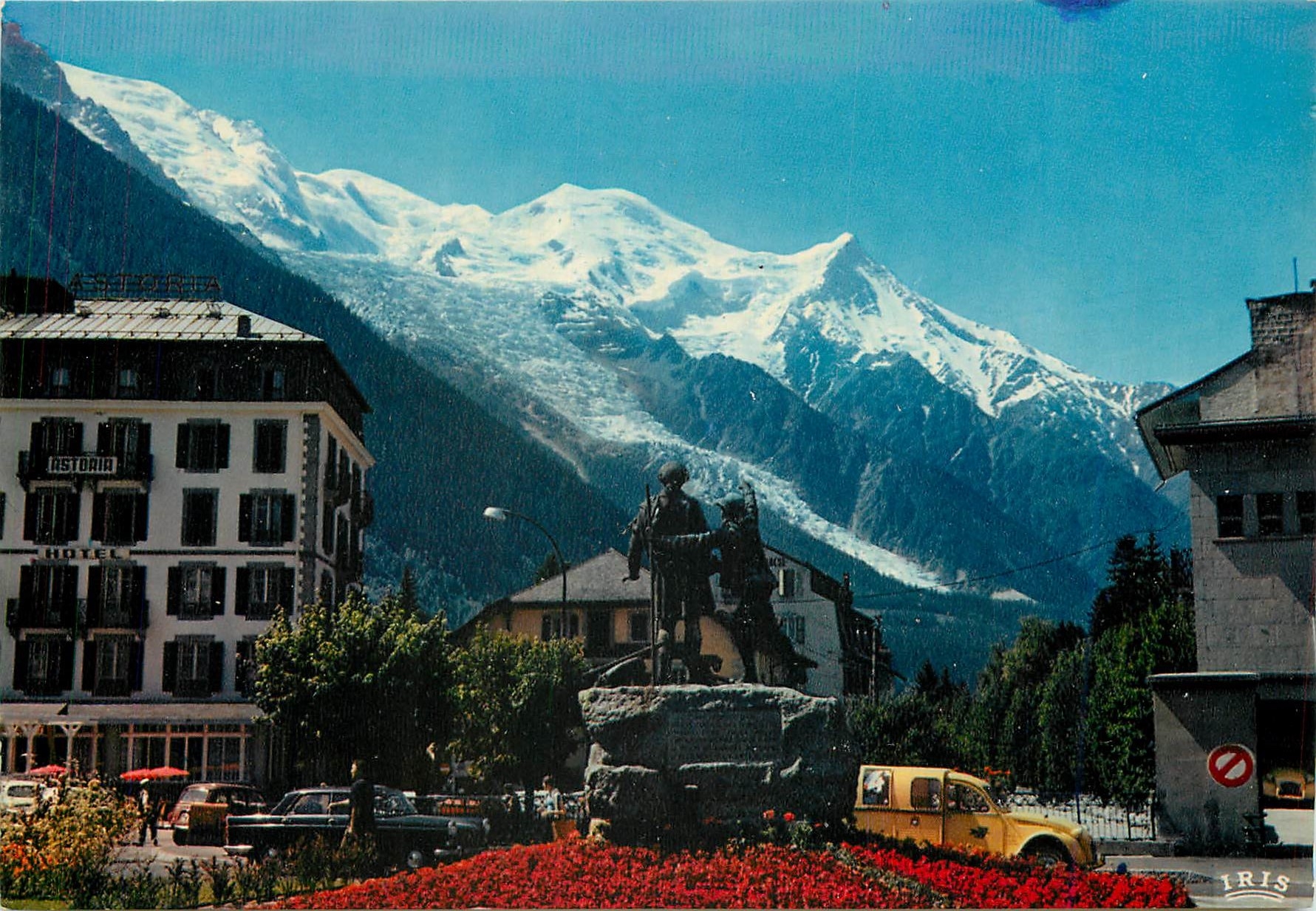 CPM Chamonix Mont Blanc Statue a la Memoire de Jacques Balmat et de Saussure face au Mont Blanc 