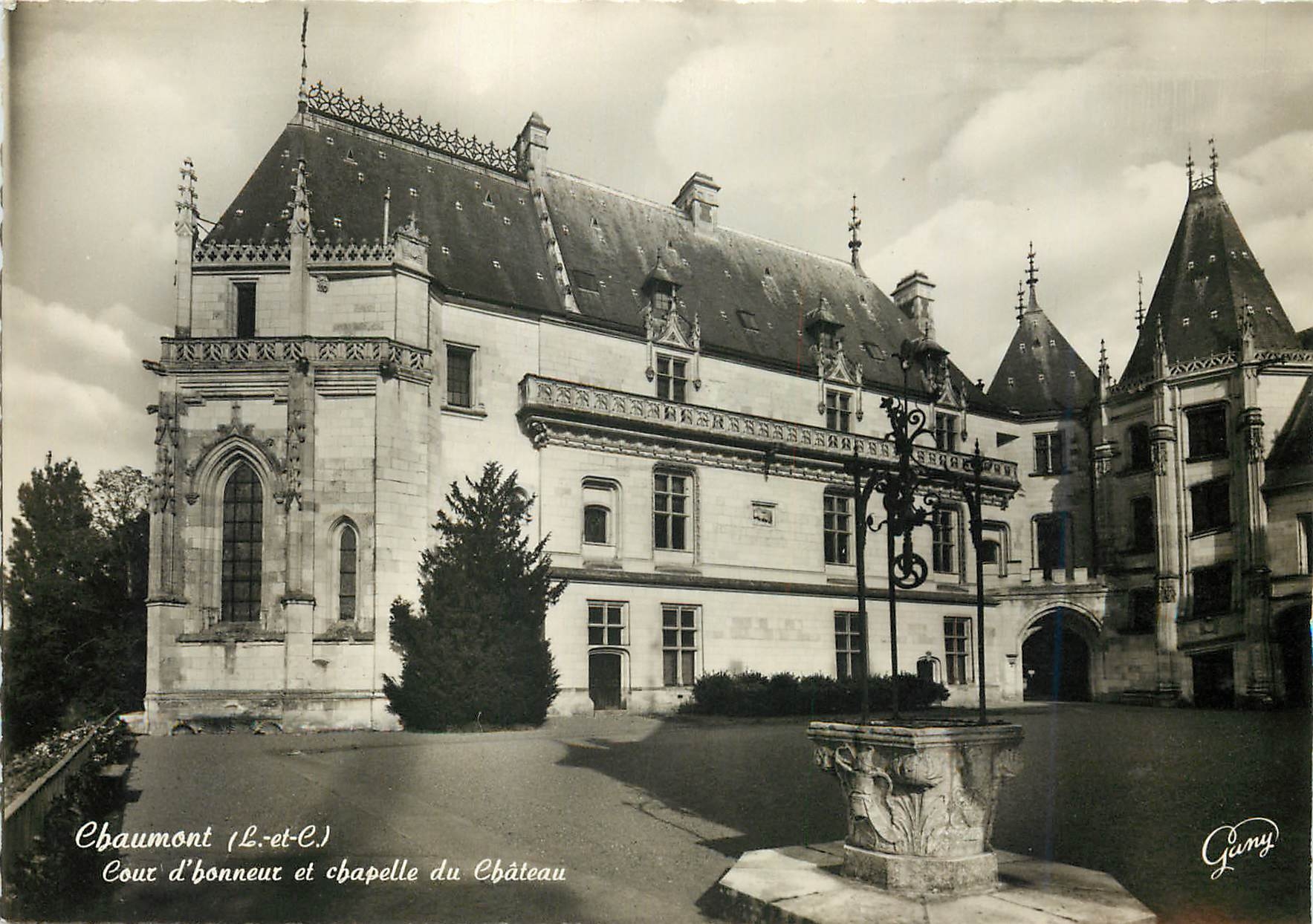 CPM Chaumont L et C Cour d'Bonneur et Champelle du Chateau 