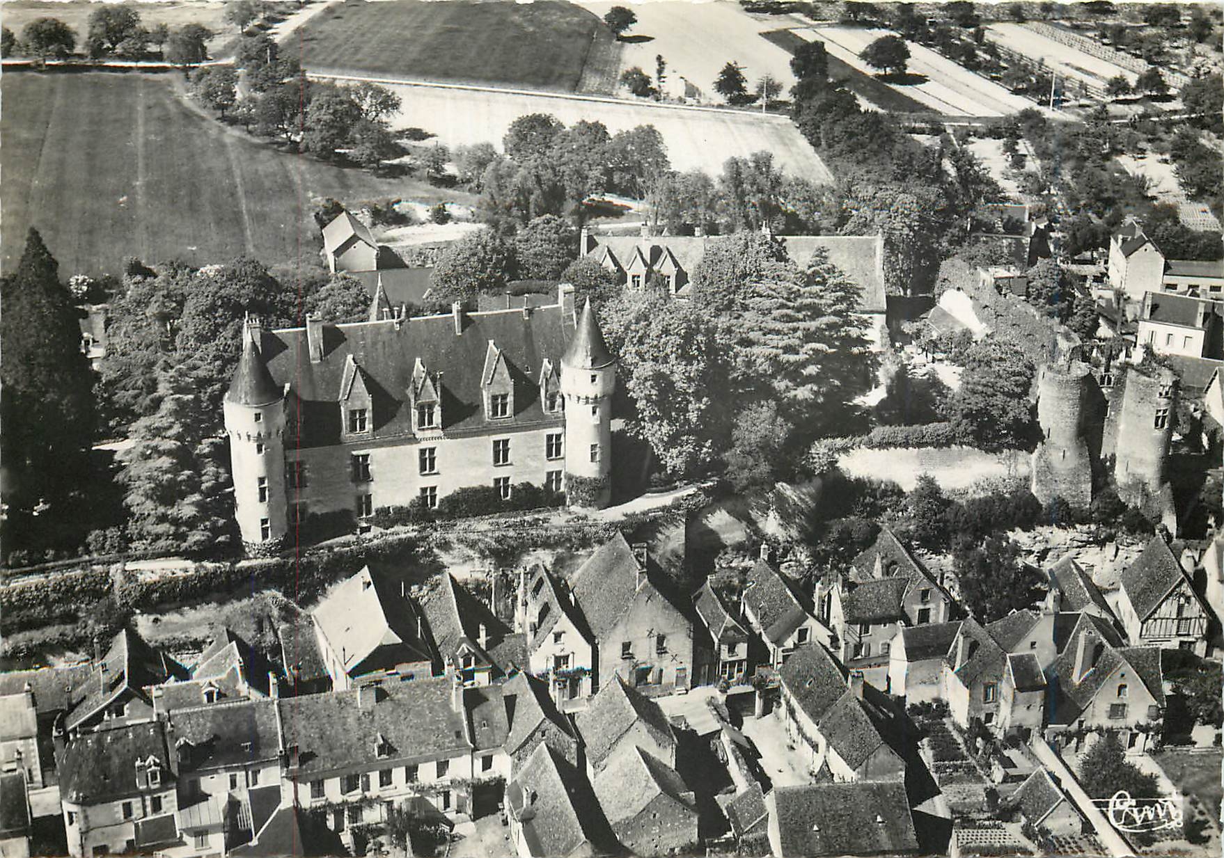 CPM En Touraine Les Chateaux de la Loire Montresor L et L Vue aerienne Le Chateau 