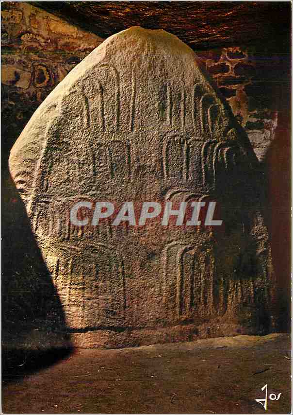 CPM Locmariaquer La Table des Marchands les crosses sculptees a l'Interieur du Dolmen 