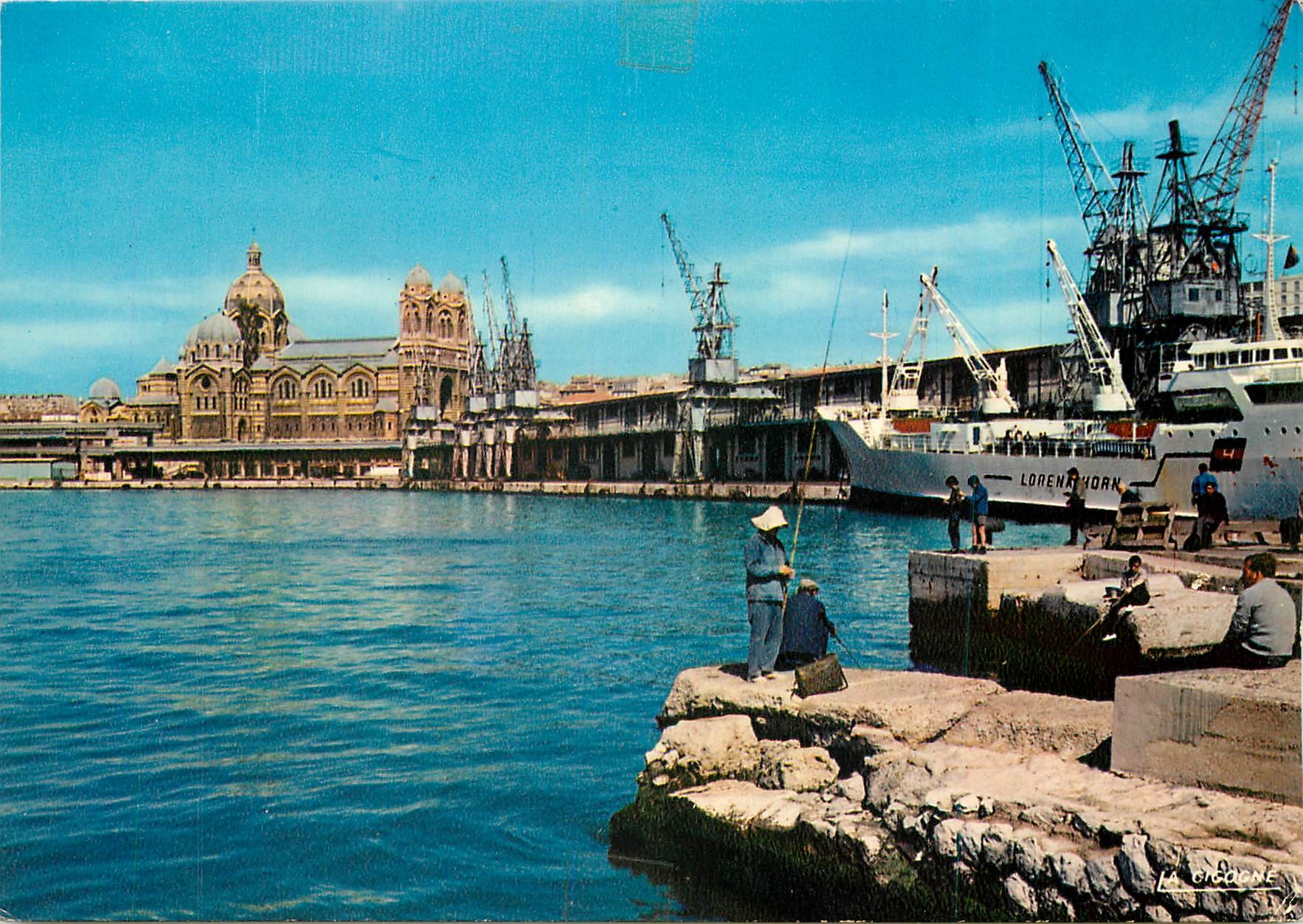 CPM Marseille Le Port et la Cathedrale Bateaux Peche
