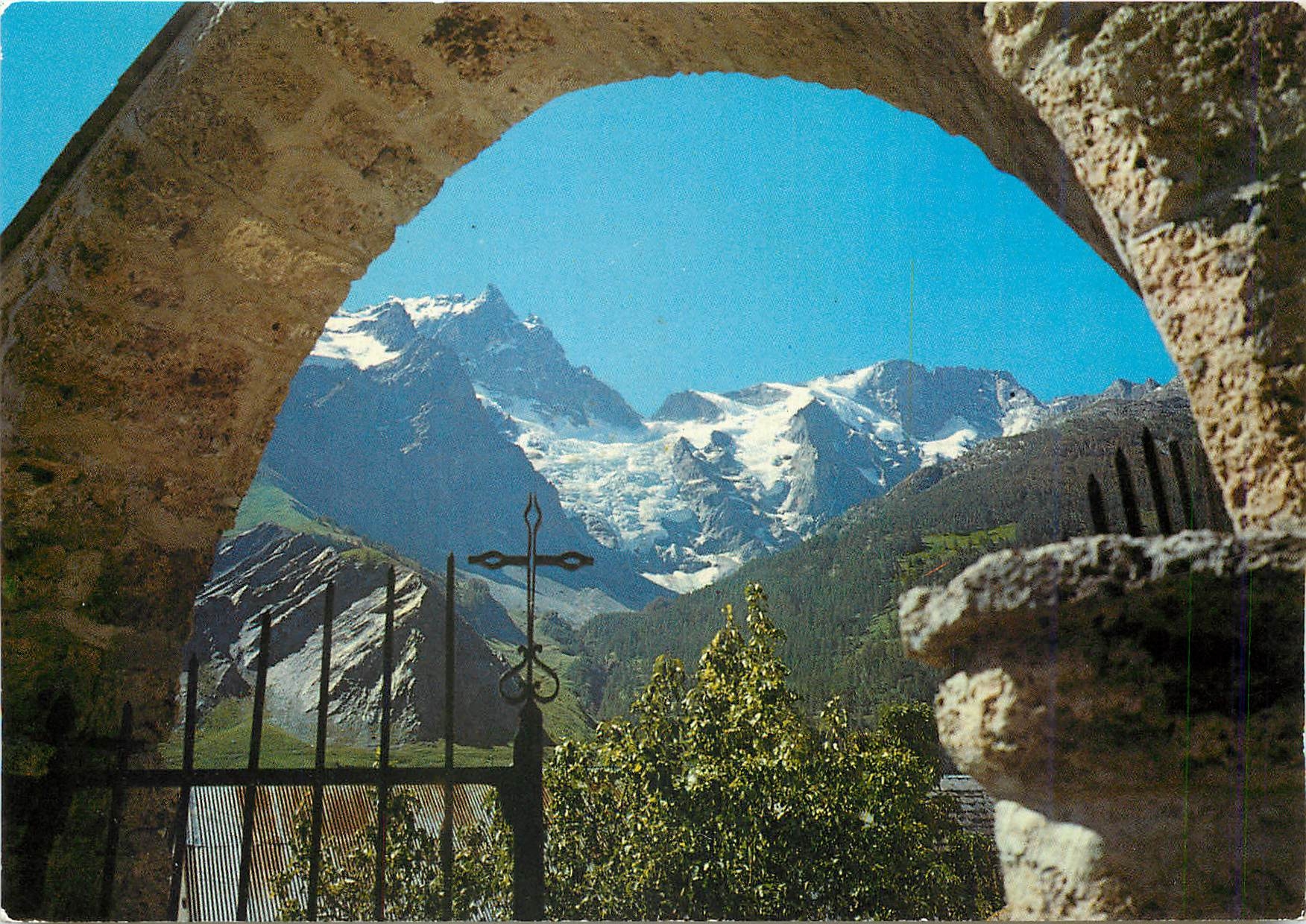 CPM La Meije Son glacier et le Rateau vus du porche de l'Eglise de La Grave La Meije 