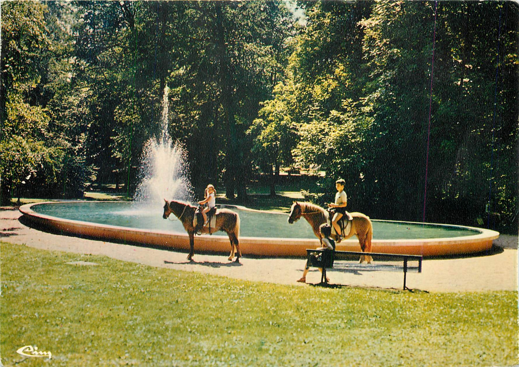 CPM Vittel Vosges Le parc Chevaux Cheval