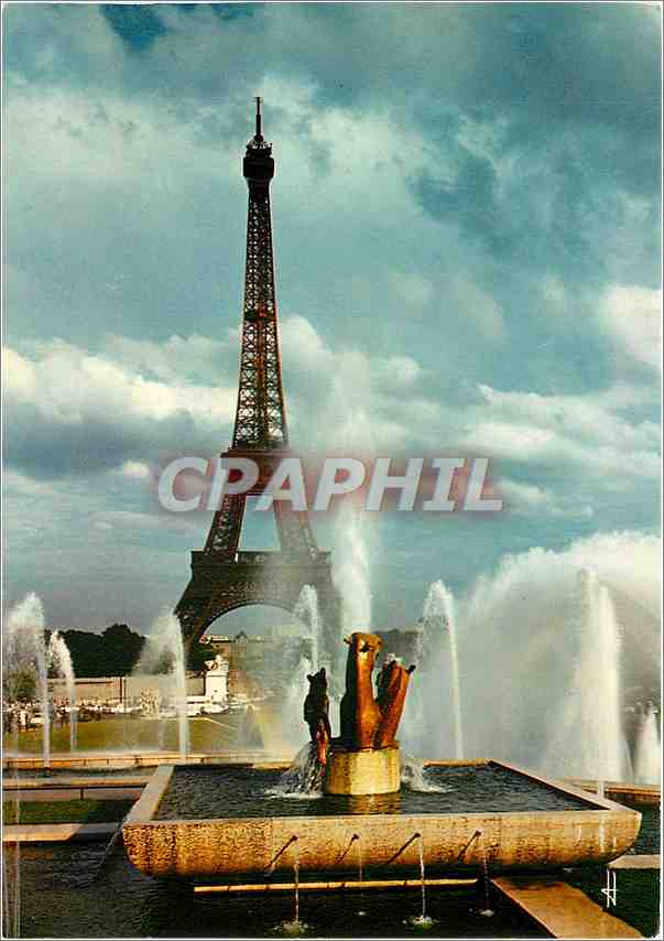 CPM Paris La Tour Eiffel et Jardin du Palais de Chaillot 