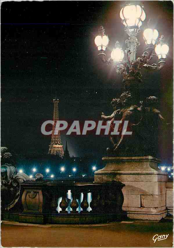 CPM Paris La Nuit la Tour Eiffel vue du Pont Alexandre III 