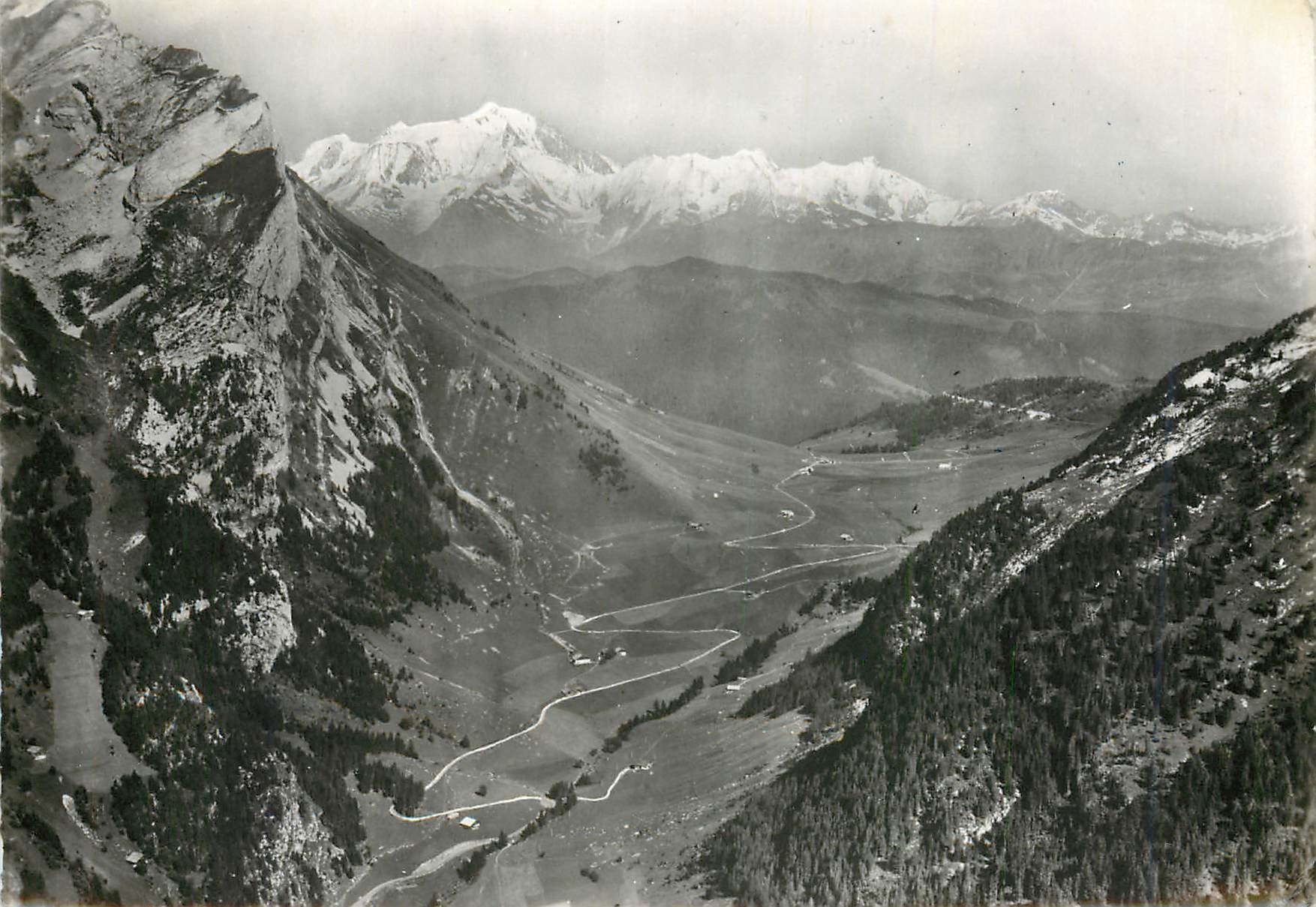 CPM Le Col des Aravis Savoie et Haute Savoie Les Lacets de la Route le Col et le Massif du Mont Blan