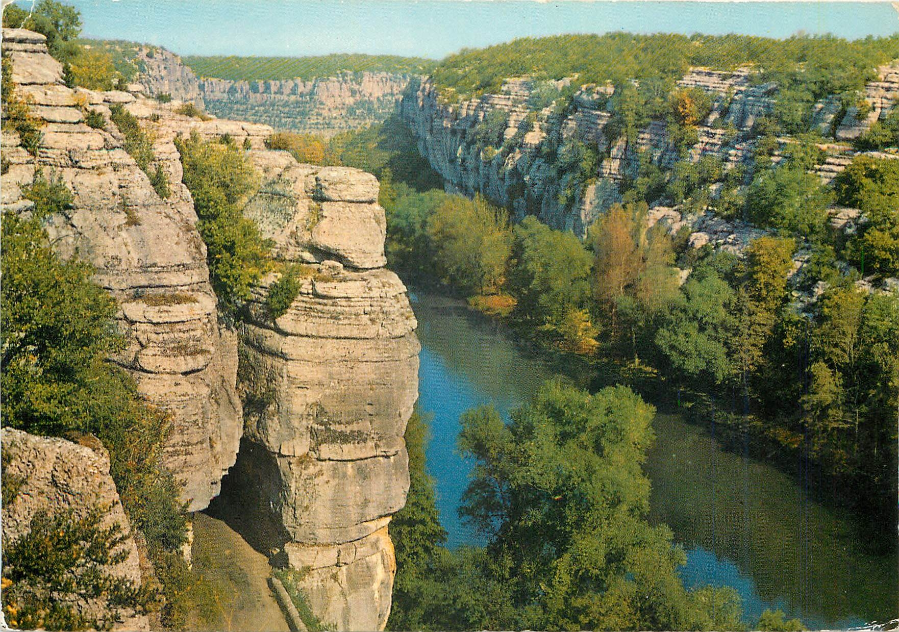 Les Gorges de l'Ardeche — Au Défile de Ruoms — Éditions T. Cellard