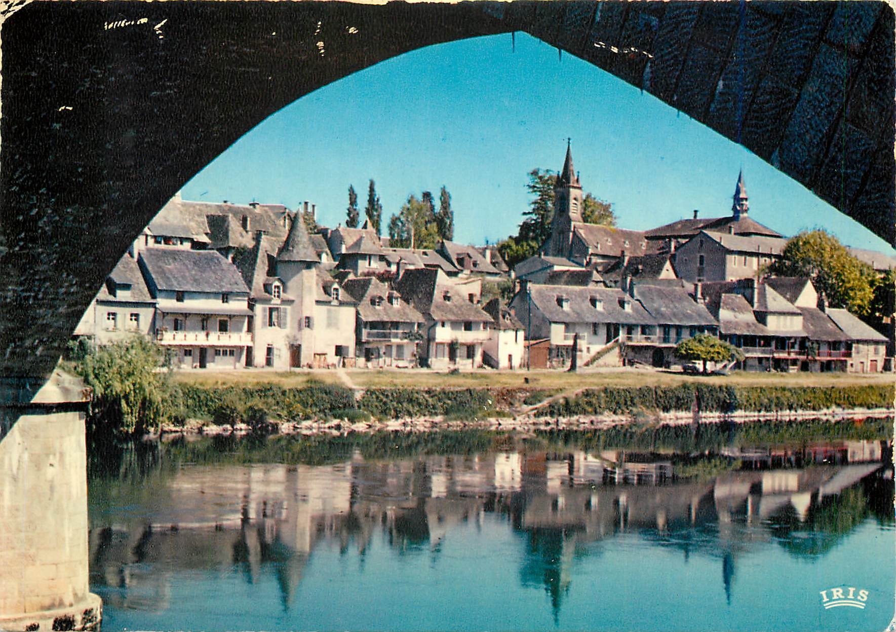 CPM Vallee de la Dordogne Argentat (Correze) au bord de la Dordogne