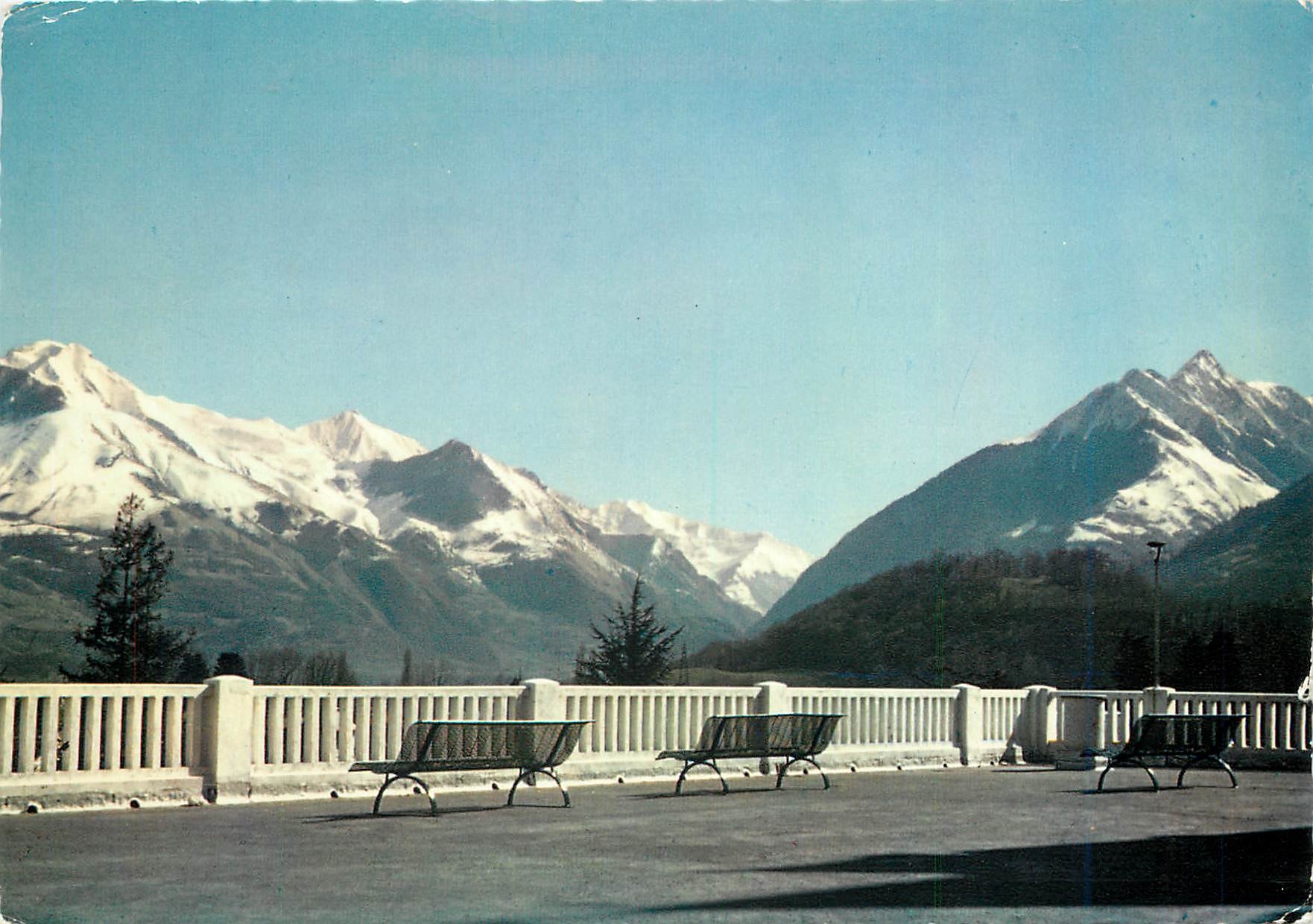Les Pyrénées — Argeles-Gazost — terrasse avec vue sur le Pic du Viscos — éditeur Mexichrome