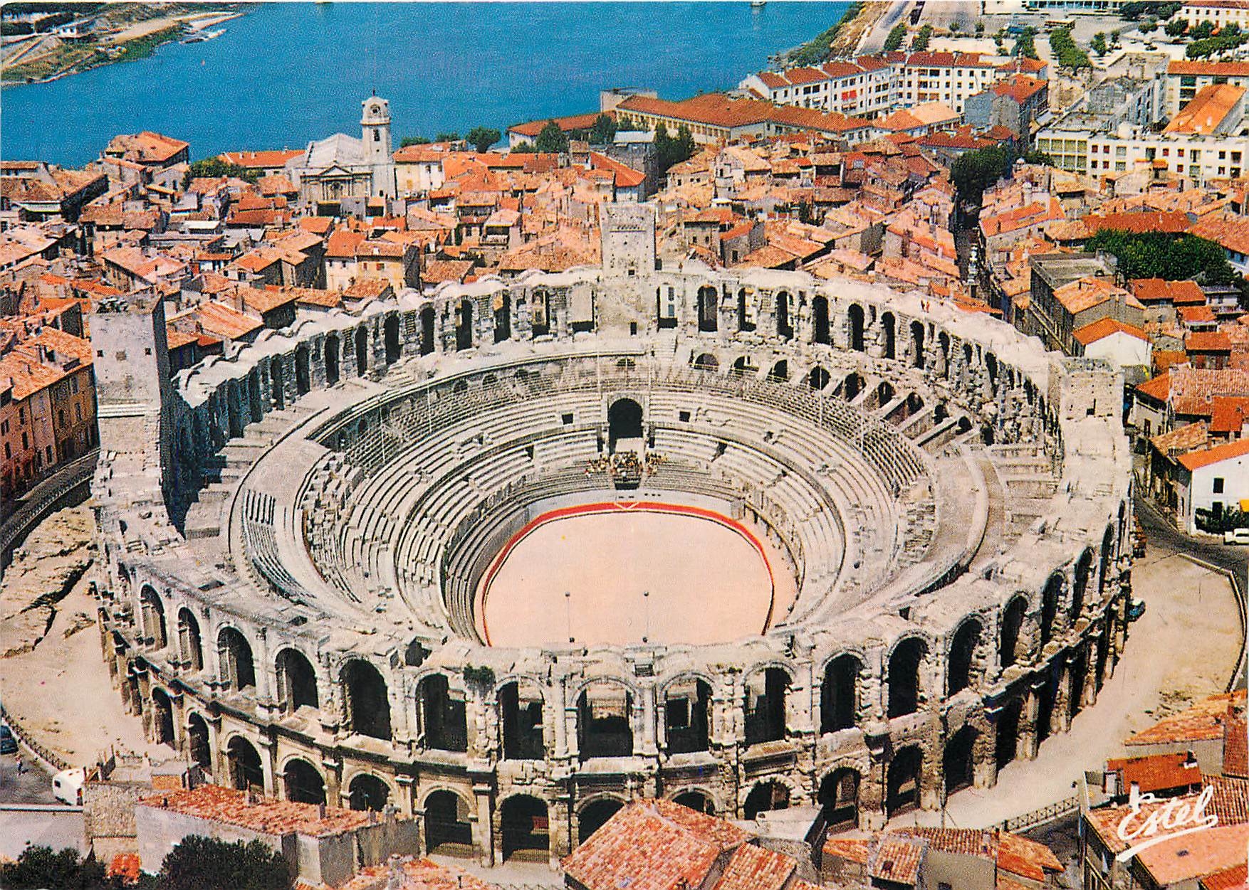 CPM En Provence Arles (Bouches du Rhone) Les arenes