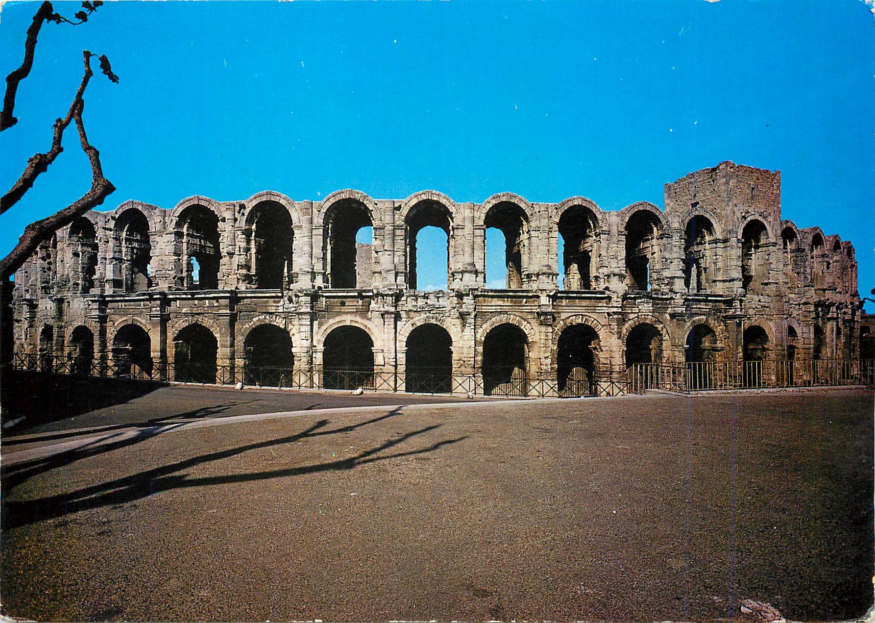 CPM Arles sur Rhone (B du R) L'Amphitheatre (136 15 m par 107  62m)