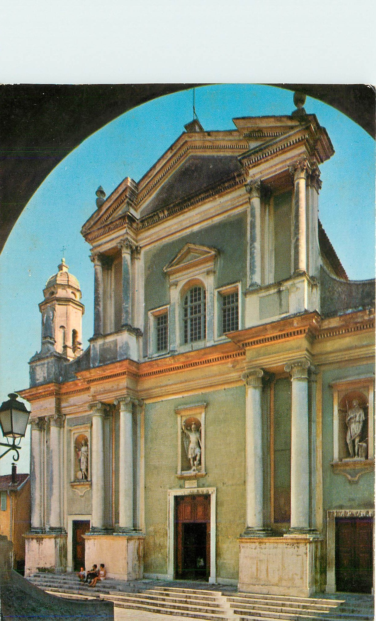 CPM Cote d'Azur Menton Le vieille ville pittoresque la magnifique Eglise St Michel Facede style baro