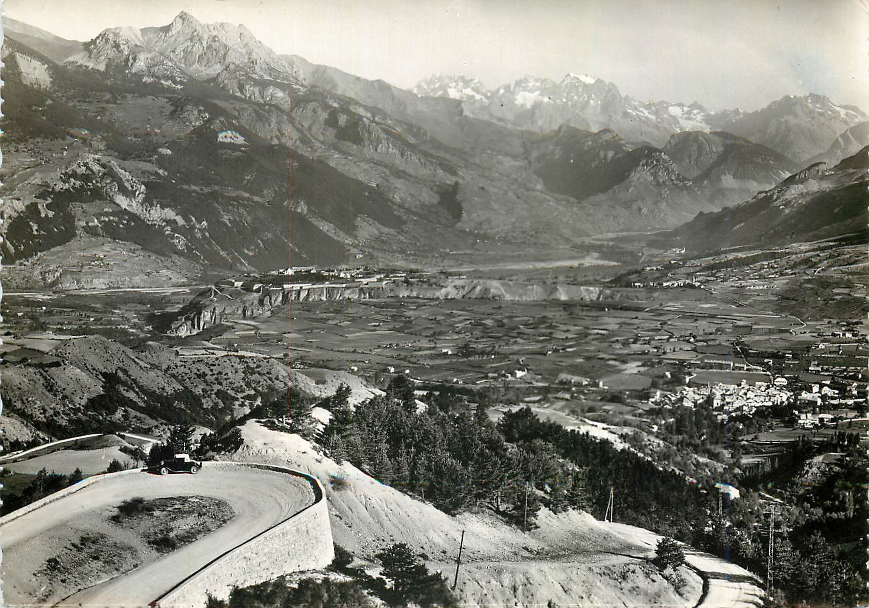CPM La Route des Grandes Alpes Col de Vars (alt 2111 m) Vue sur Montdauphin et Guillestre