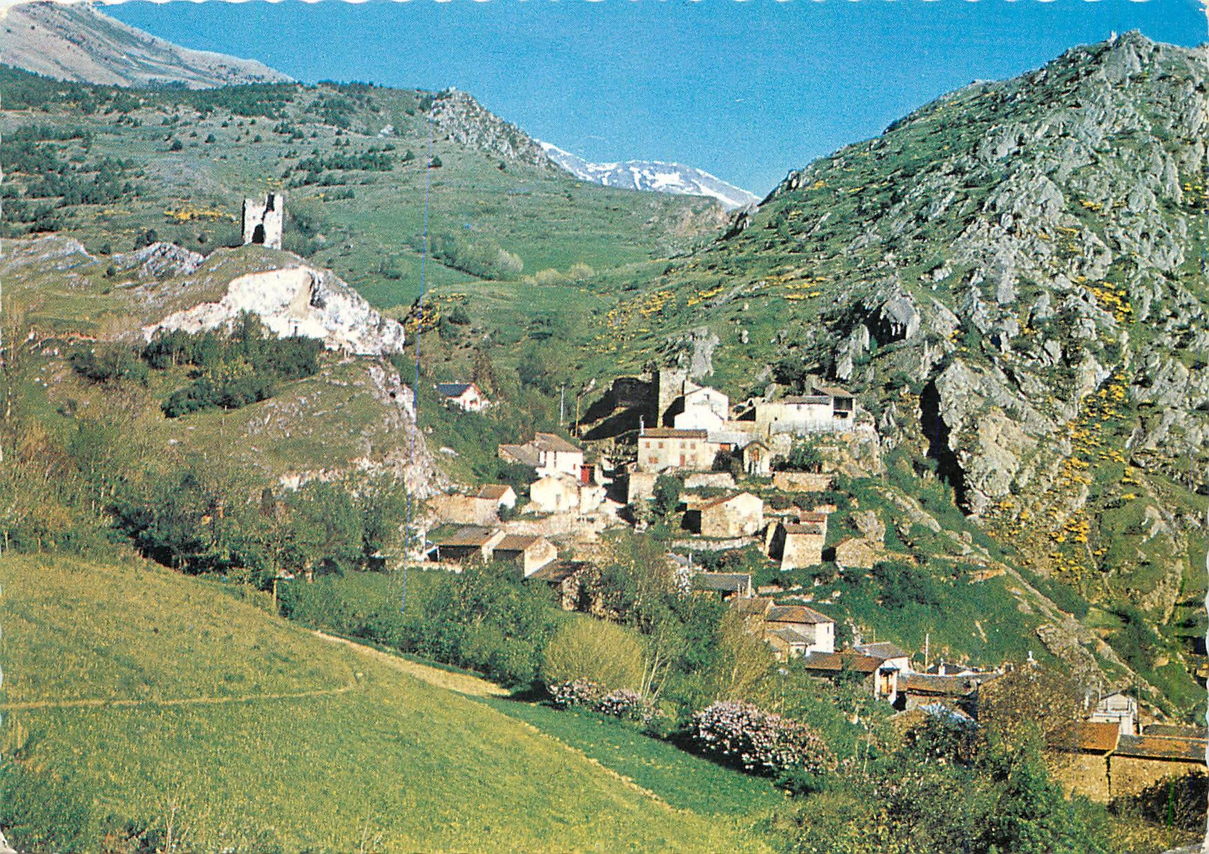CPM La Cerdagne Le Pittoresque Village de Llo