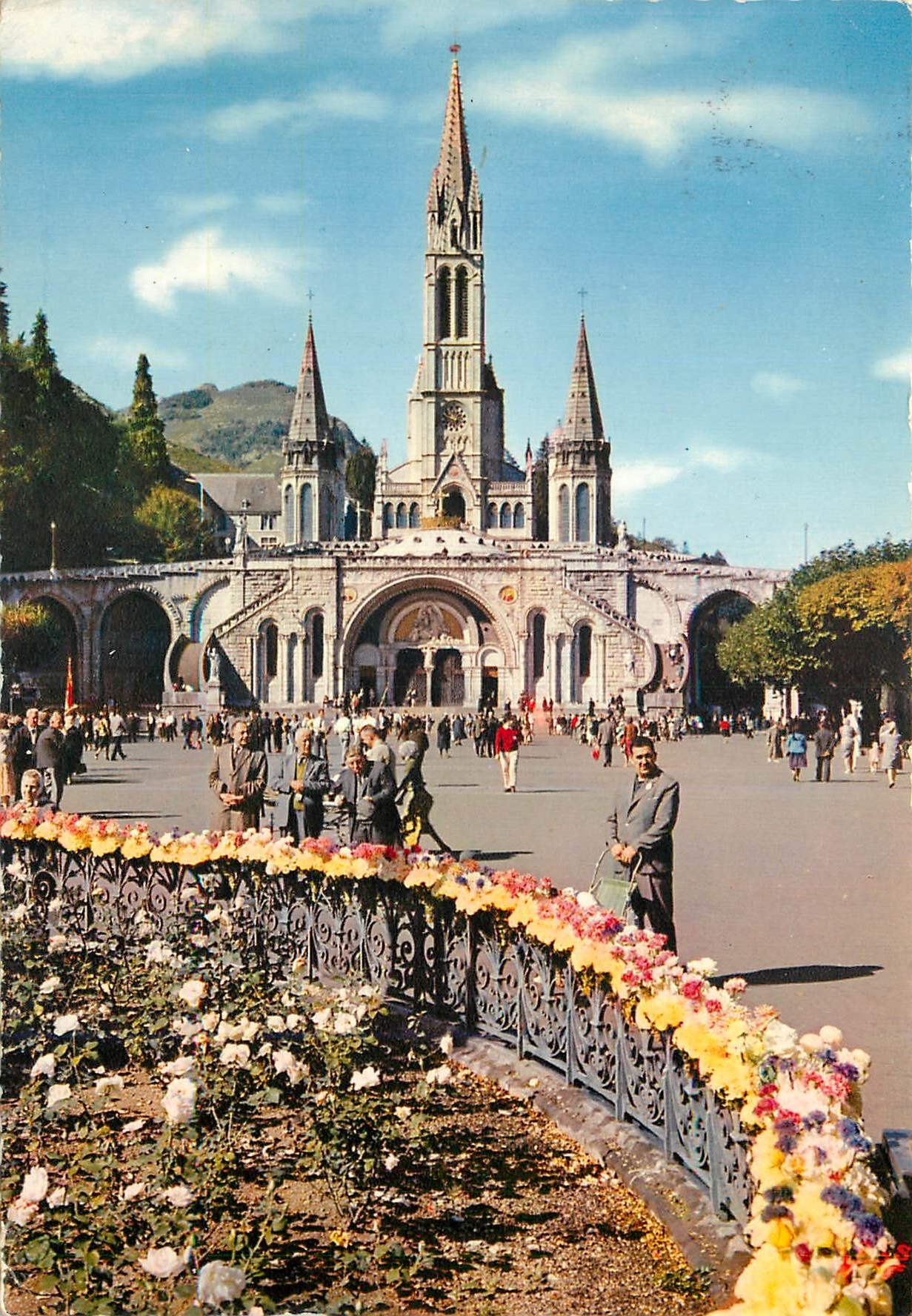 CPM Lourdes La Basilique et l'Esplanade