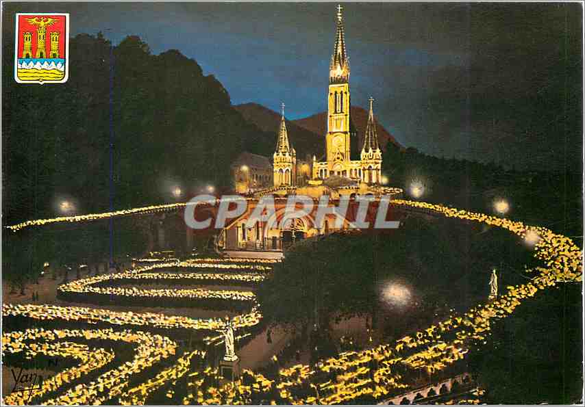 CPM Lourdes La Basilique illuminee pendant la procession aux Flambeaux