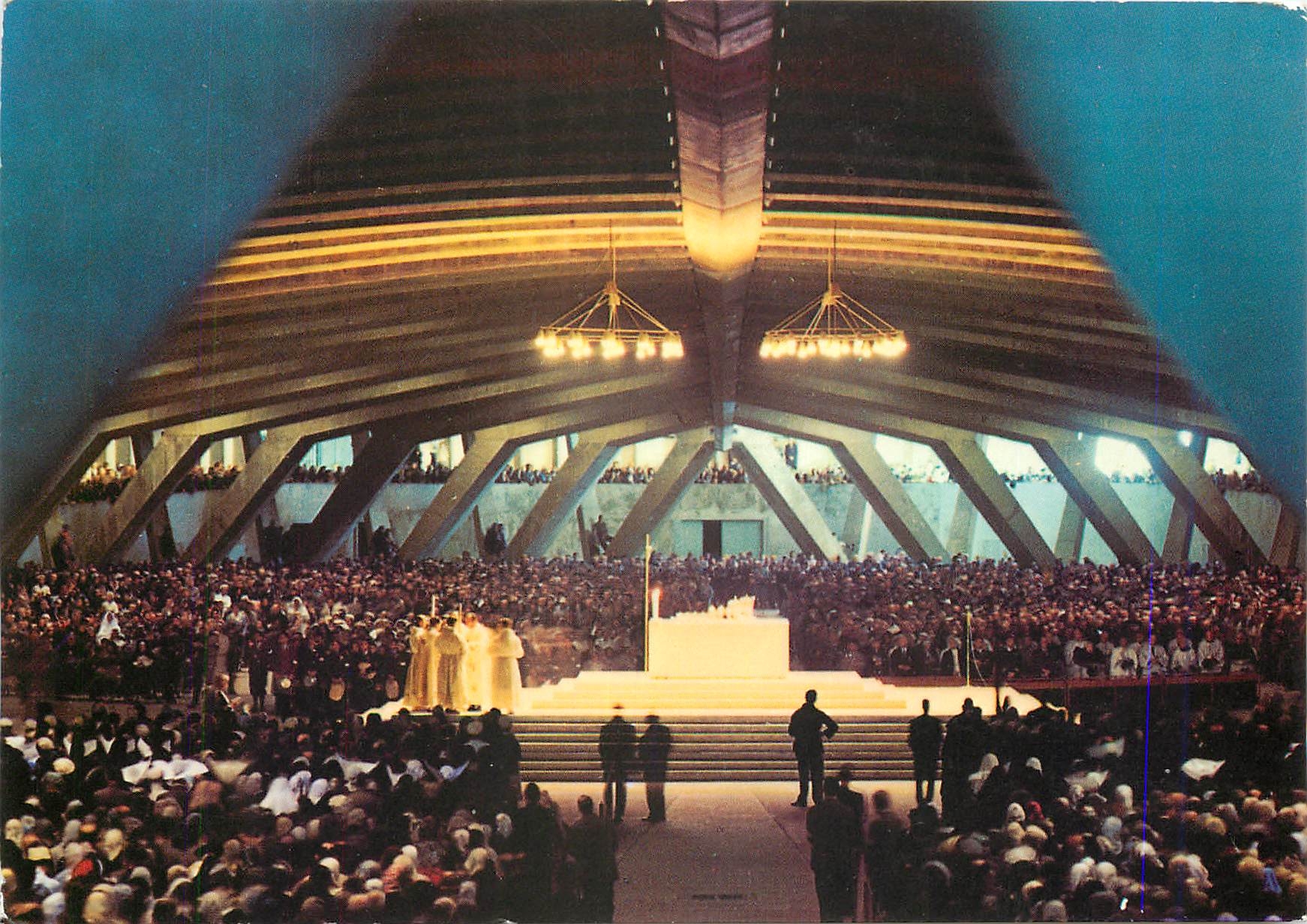 CPM Lourdes (H P) La Basilique Souterraine St Pie