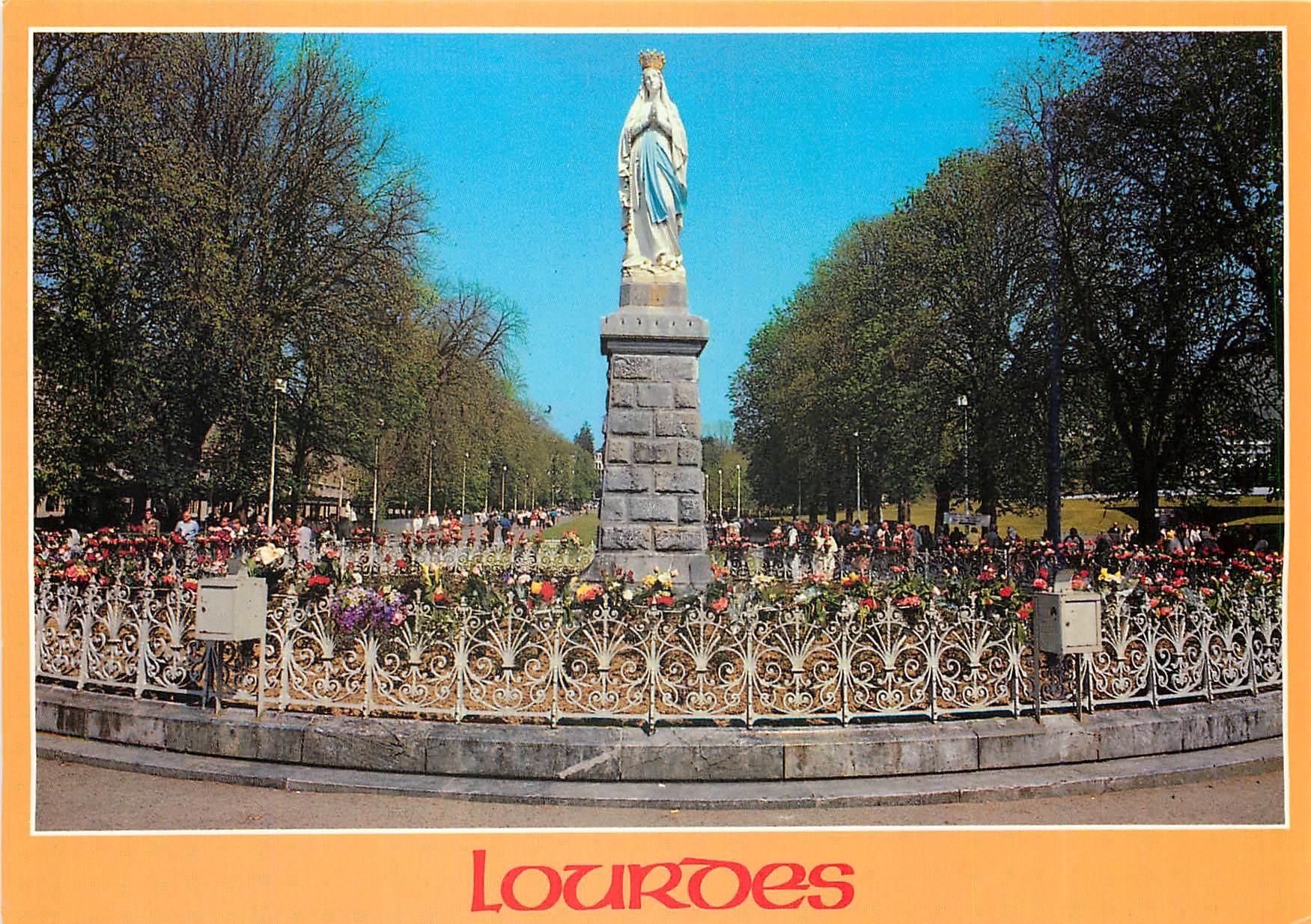 CPM Lourdes (H P) La Vierge Couronnee