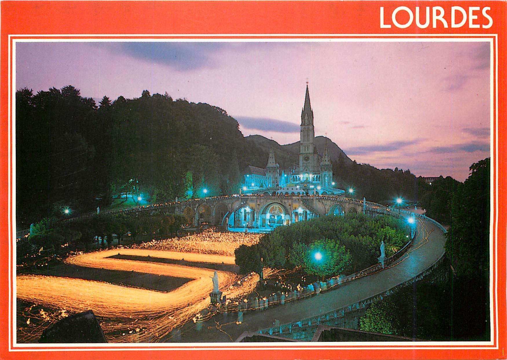 CPM Lourdes (H P) La Basilique illuminee et la Procession aux Flambeaux