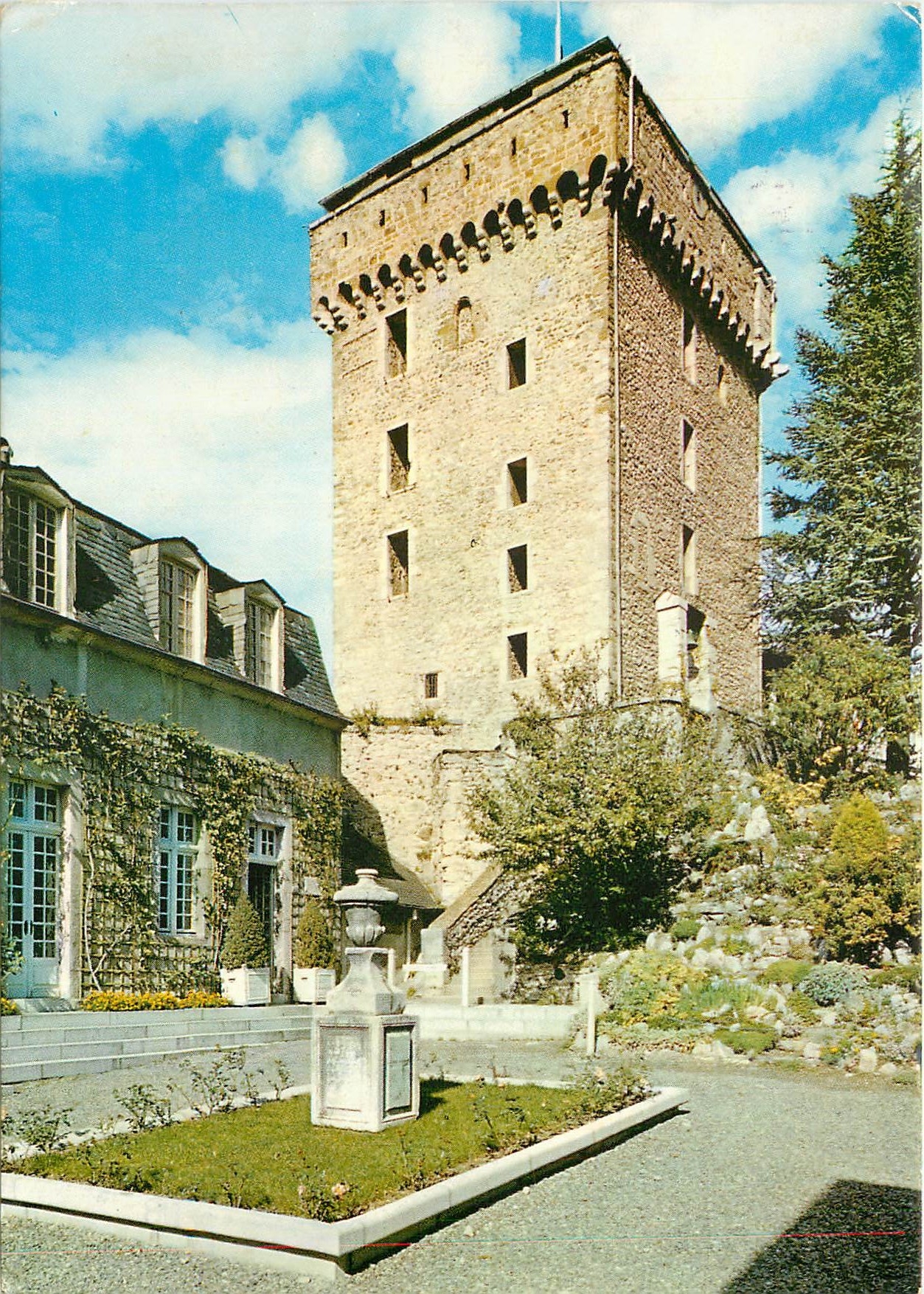 CPM Lourdes (H P) Chateau Fort la tour