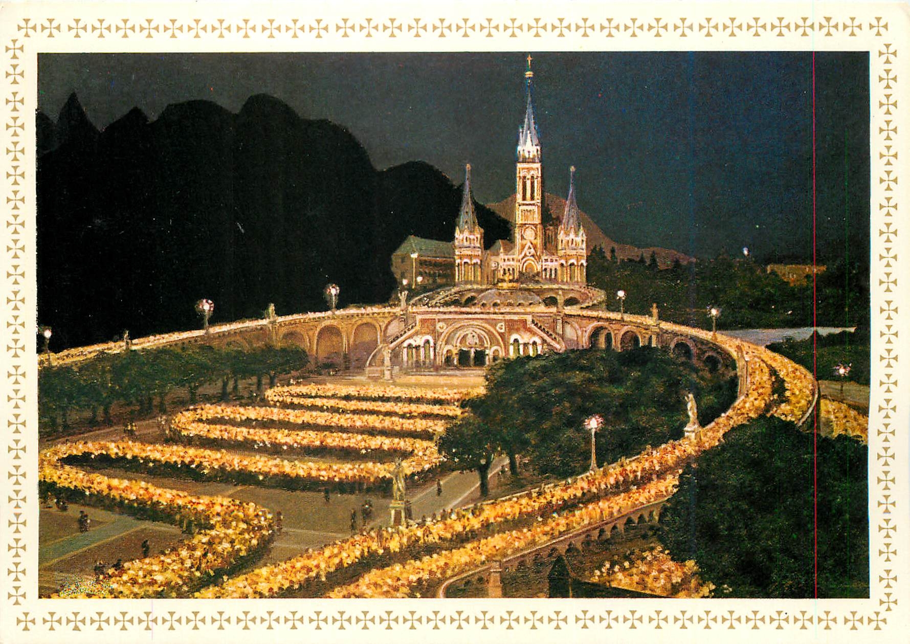CPM Lourdes (H P) La Basilique illuminee et la Procession aux Flambeaux