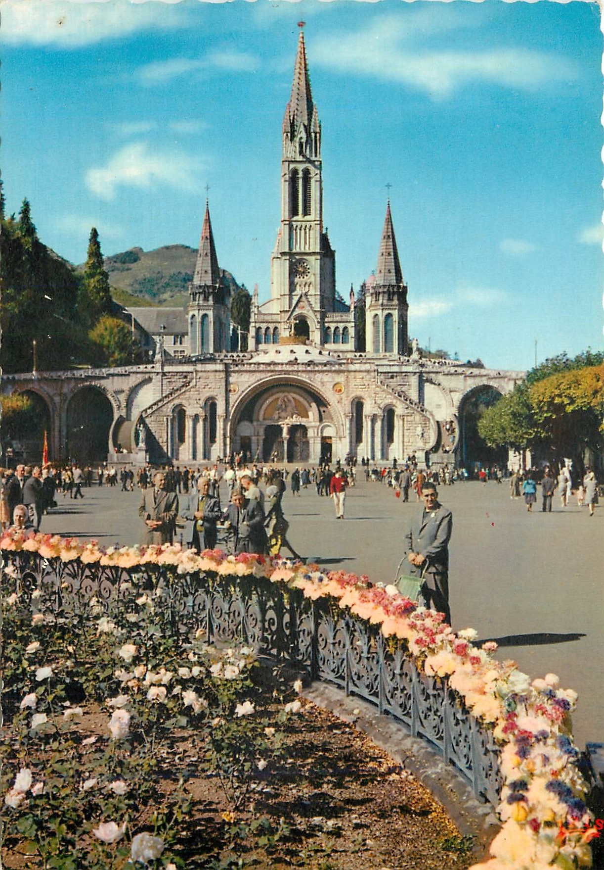 CPM Lourdes (H P) la Basilique et l'Esplanade