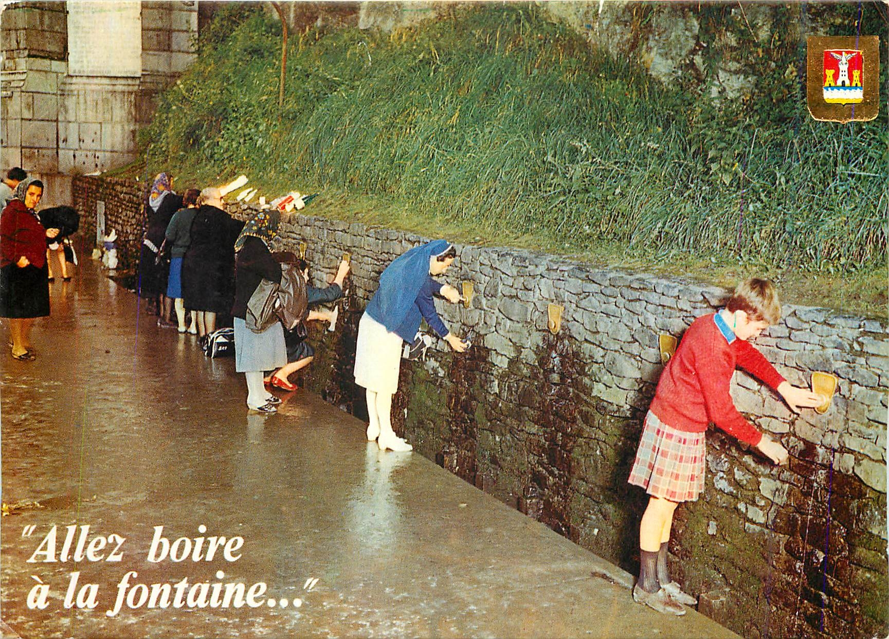 CPM Lourdes (H P) Les Fontaines a l'eau Miracleuse les Fuentes