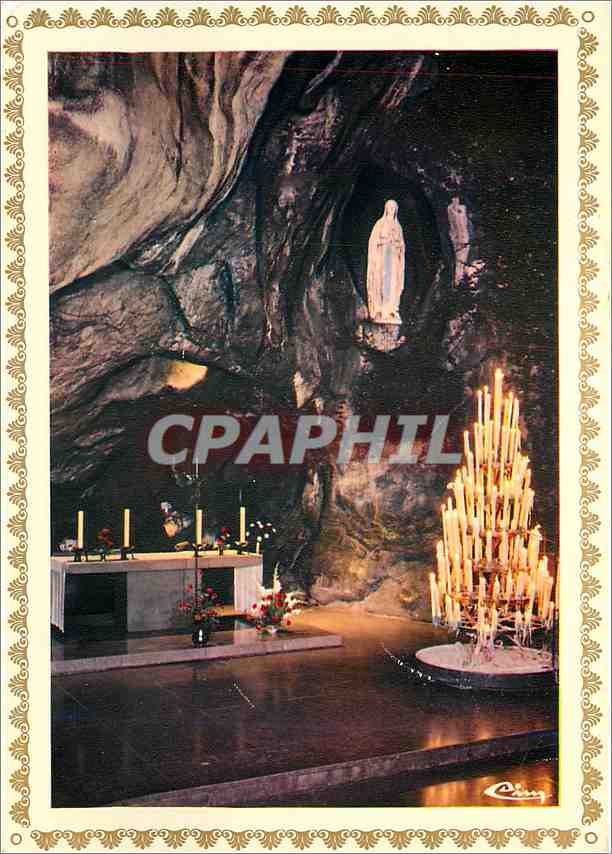 CPM Lourdes (H P) La Grotte Miraculeuse la nuit