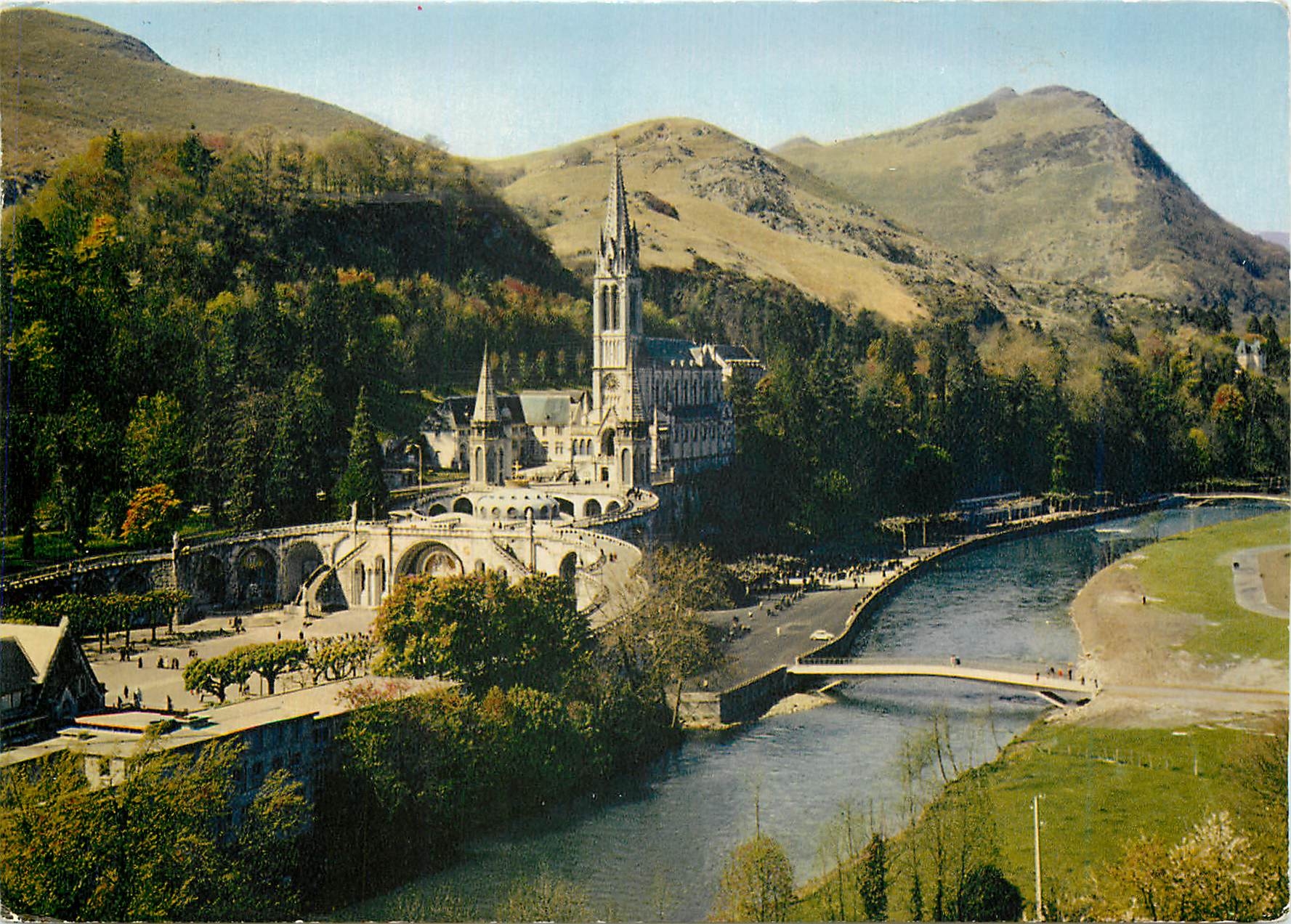 CPM Lourdes (H P) La Basilique le Gave et les nouveaux Ponts