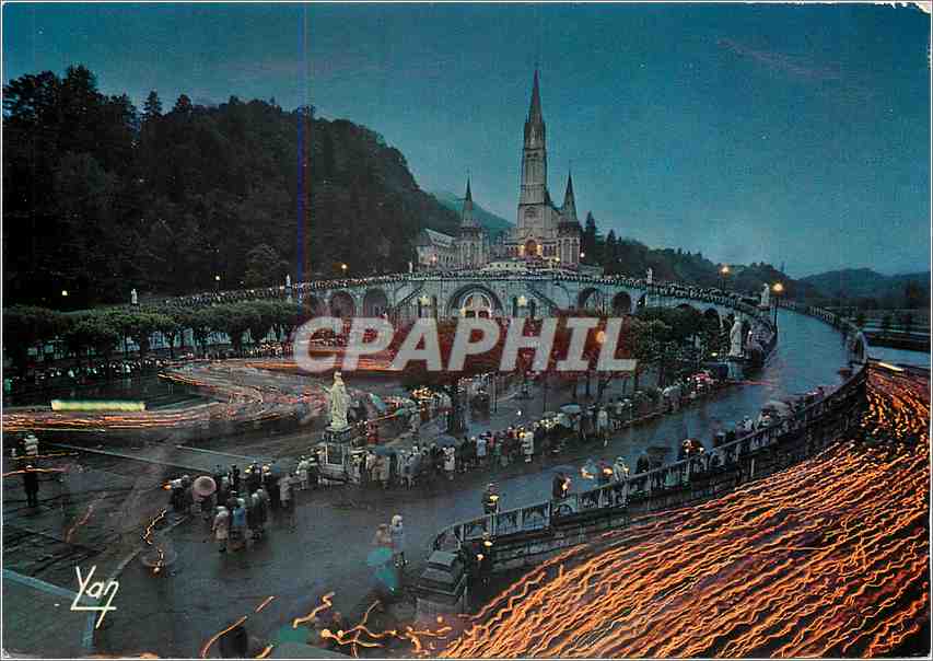 CPM Lourdes (H P) La Basilique illuminee pendant la Procession aux Flambeaux