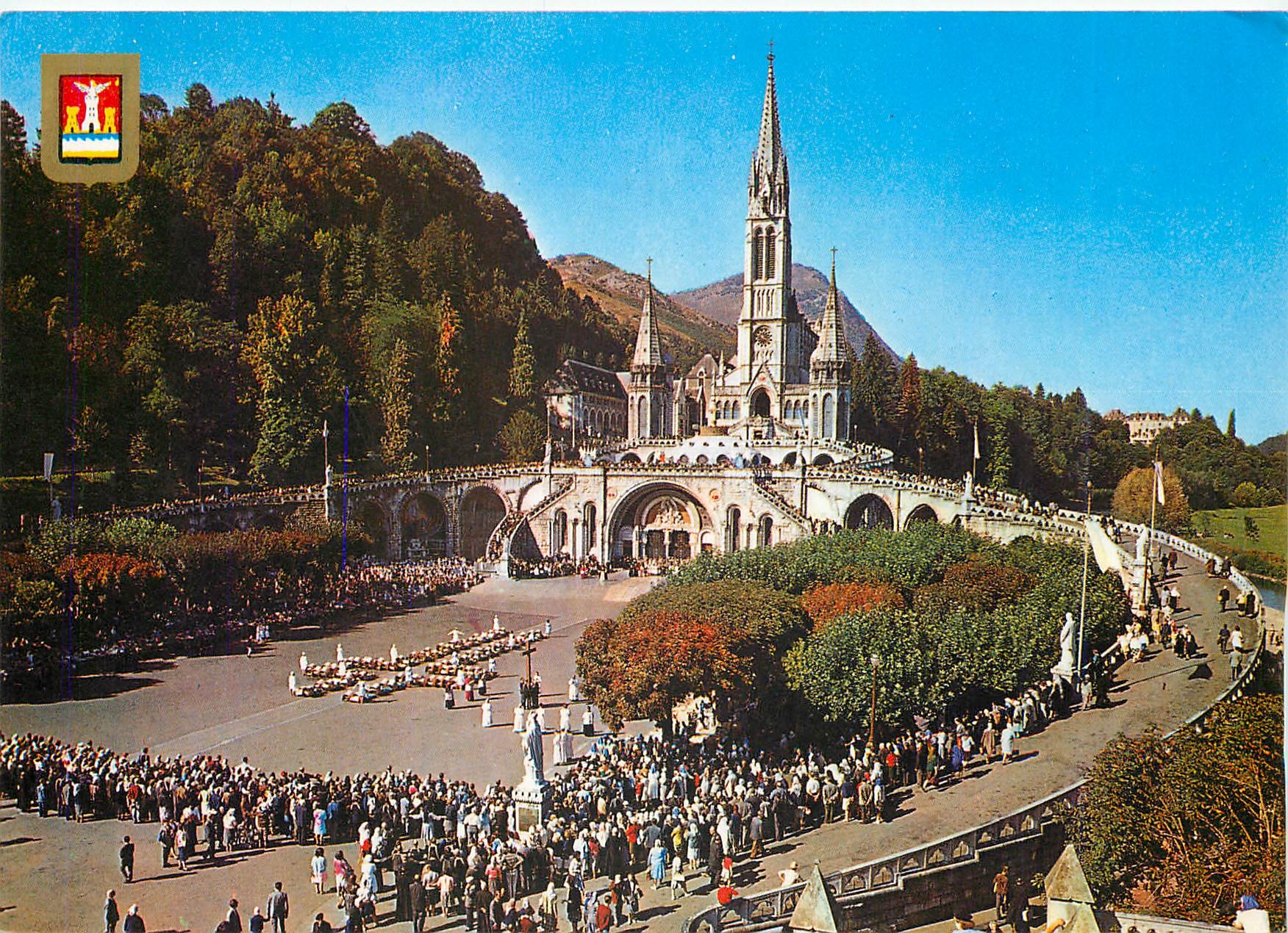 CPM Lourdes (H P) Les Malades assistant au chemin de Croix
