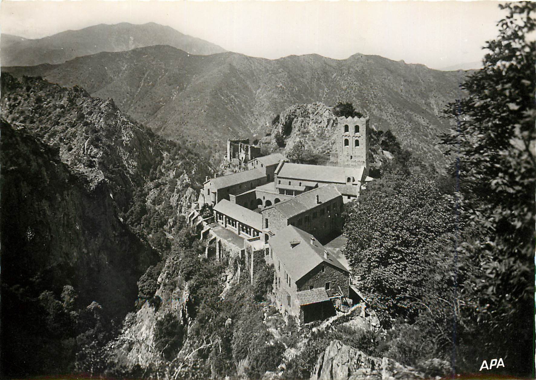 CPM Saint Martin du Canigou PO Vue generale de l'Abbaye 