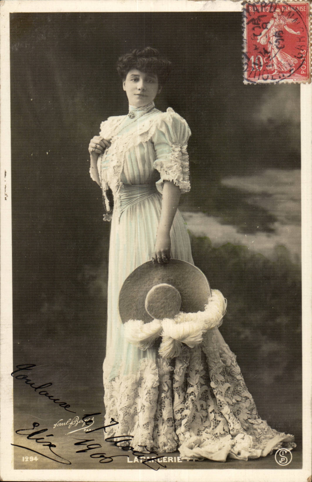 Jeune femme en robe de style 1906 — Laparcerie — n°1294