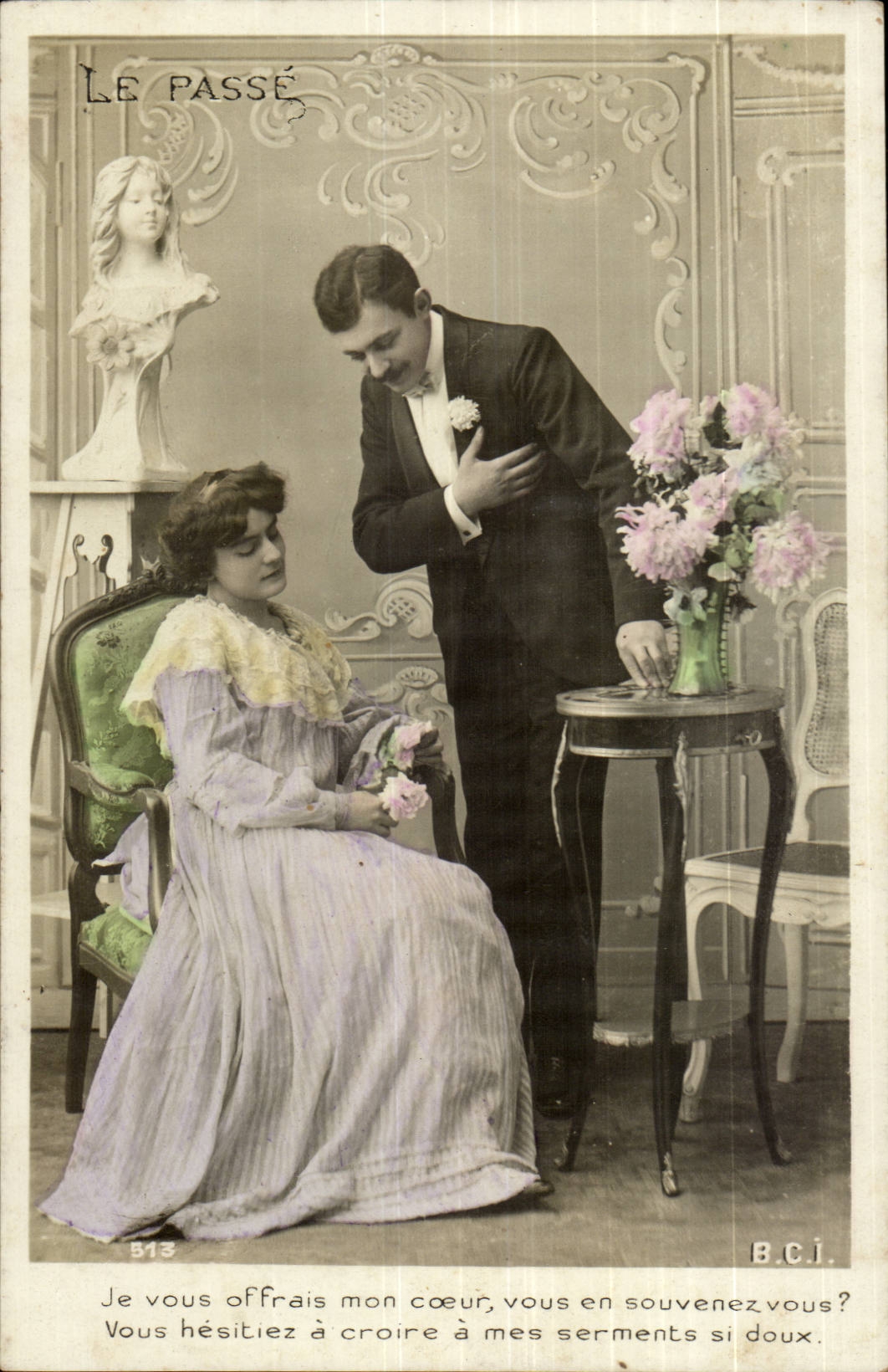 Un couple en scène sentimentale — buste de femme et bouquet de fleurs — B.C.I. n° 513